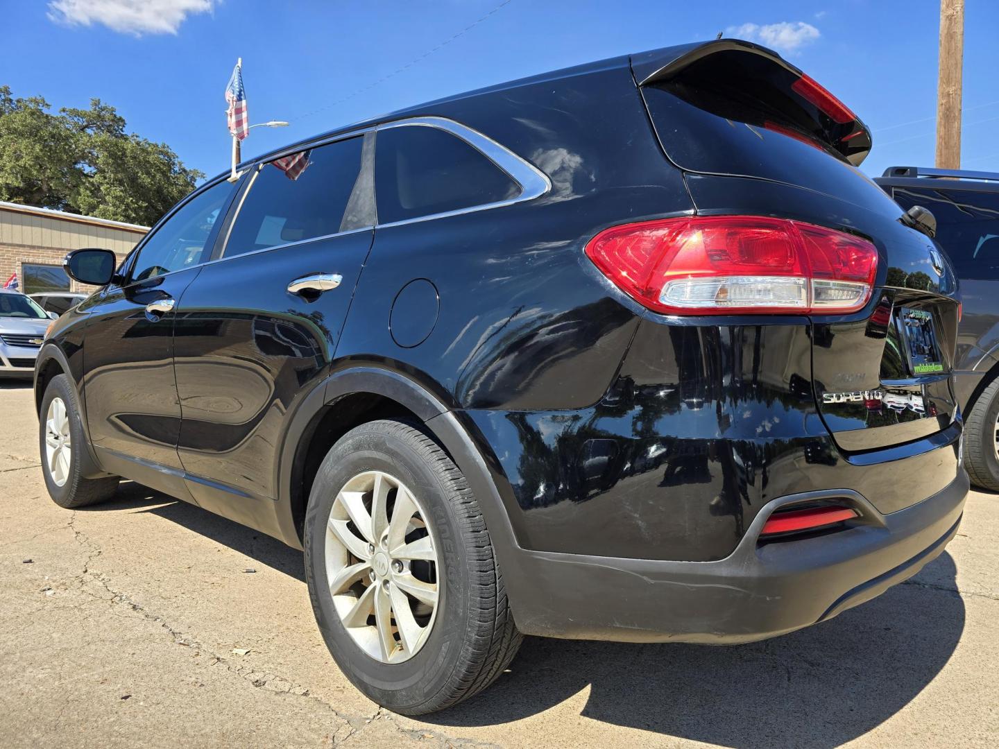 2016 BLACK Kia Sorento L (5XYPG4A34GG) with an 2.4L L4 DOHC 16V engine, 6-Speed Automatic transmission, located at 2660 S.Garland Avenue, Garland, TX, 75041, (469) 298-3118, 32.885551, -96.655602 - Photo#5