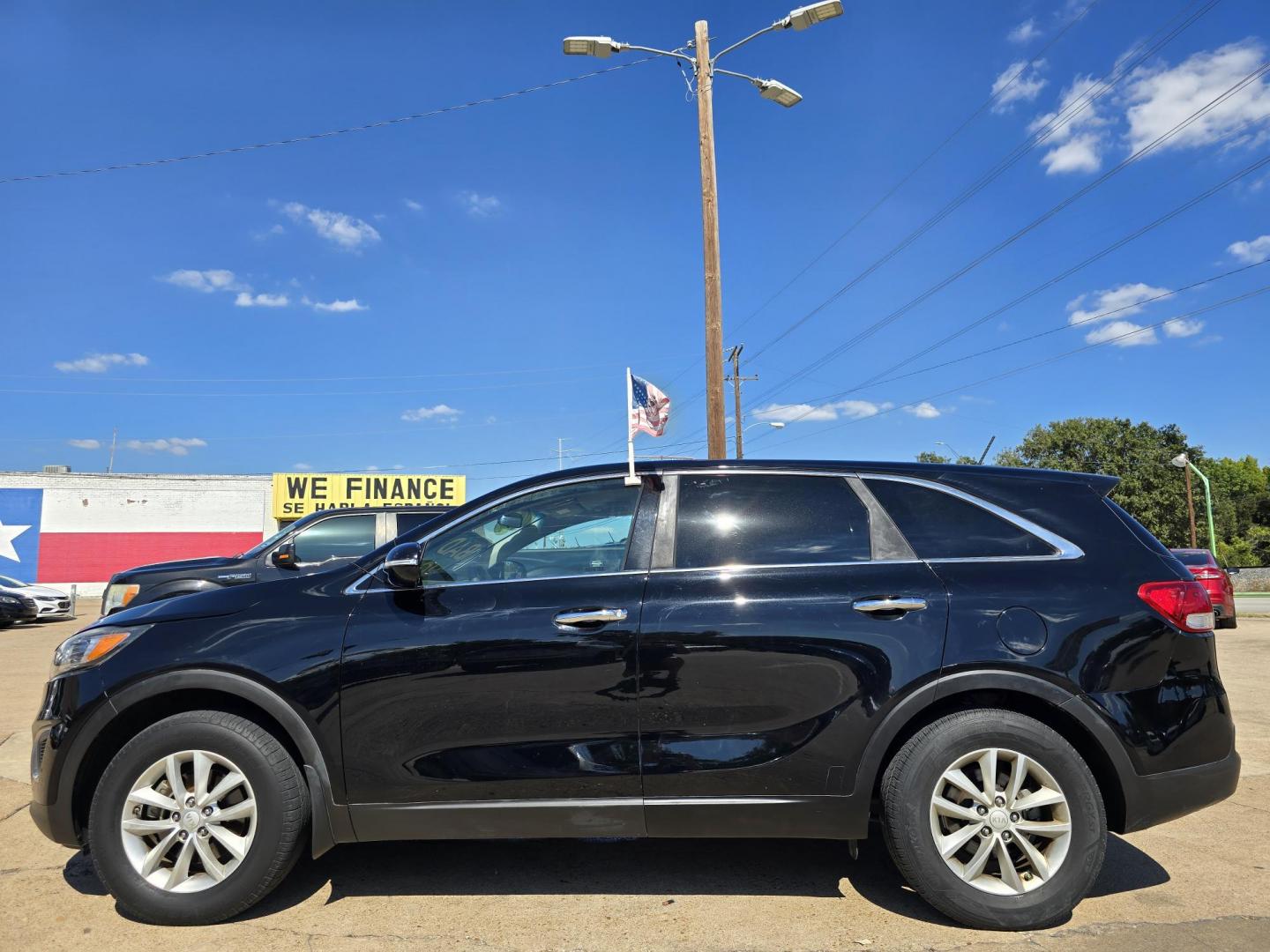 2016 BLACK Kia Sorento L (5XYPG4A34GG) with an 2.4L L4 DOHC 16V engine, 6-Speed Automatic transmission, located at 2660 S.Garland Avenue, Garland, TX, 75041, (469) 298-3118, 32.885551, -96.655602 - Photo#6