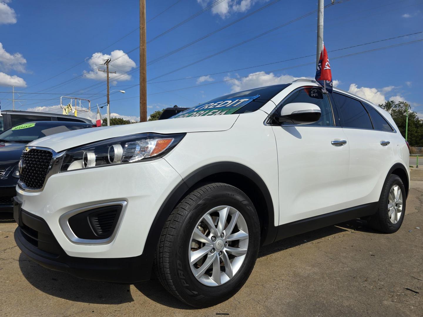 2016 DIAMOND WHITE Kia Sorento LX (5XYPG4A57GG) with an 3.3L V6 DOHC 24V engine, 6-Speed Automatic transmission, located at 2660 S.Garland Avenue, Garland, TX, 75041, (469) 298-3118, 32.885551, -96.655602 - Photo#7