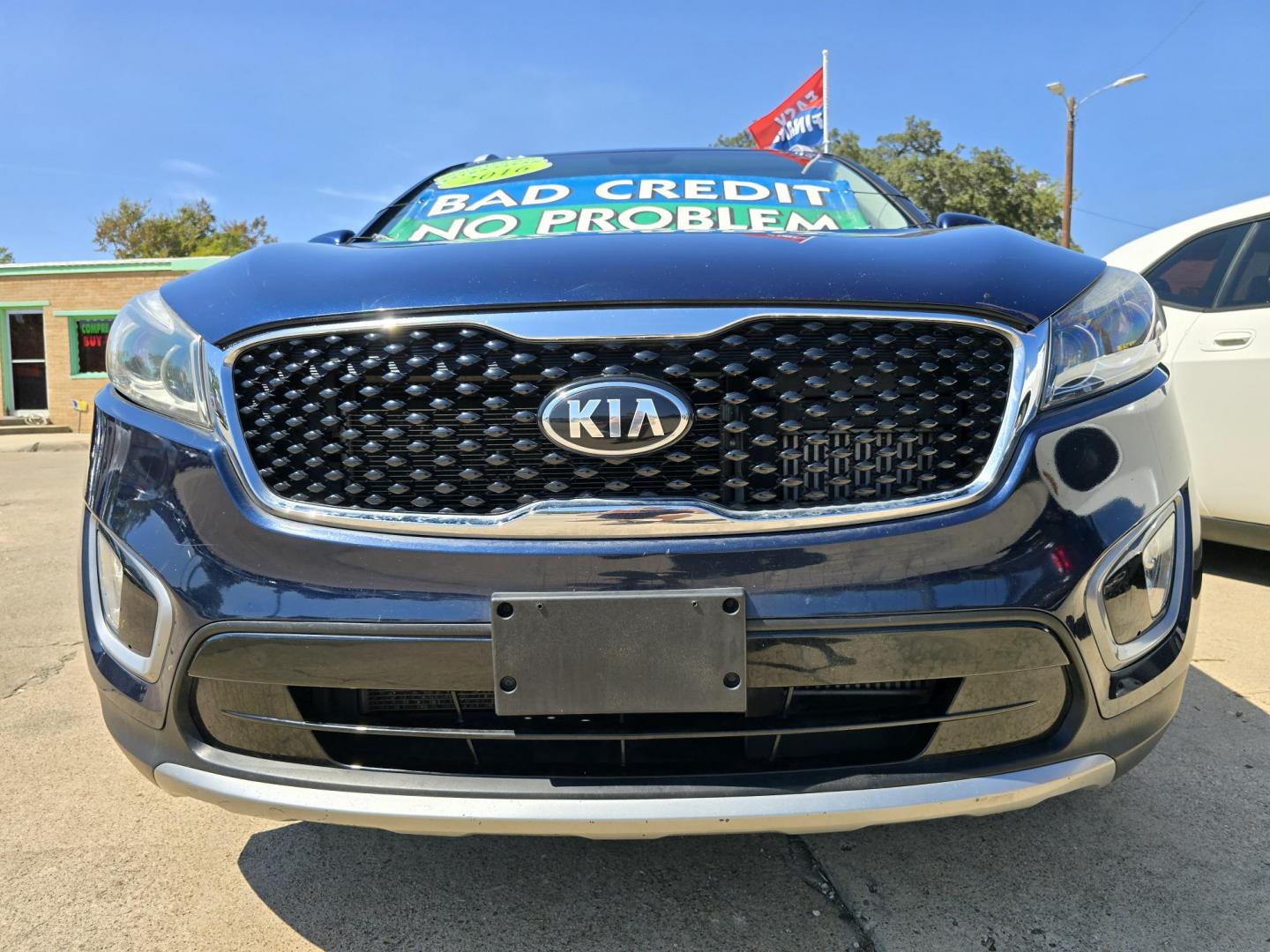 2016 Kia Sorento EX (5XYPH4A19GG) with an 2.4L L4 DOHC 16V engine, 6-Speed Automatic transmission, located at 2660 S.Garland Avenue, Garland, TX, 75041, (469) 298-3118, 32.885551, -96.655602 - Photo#9