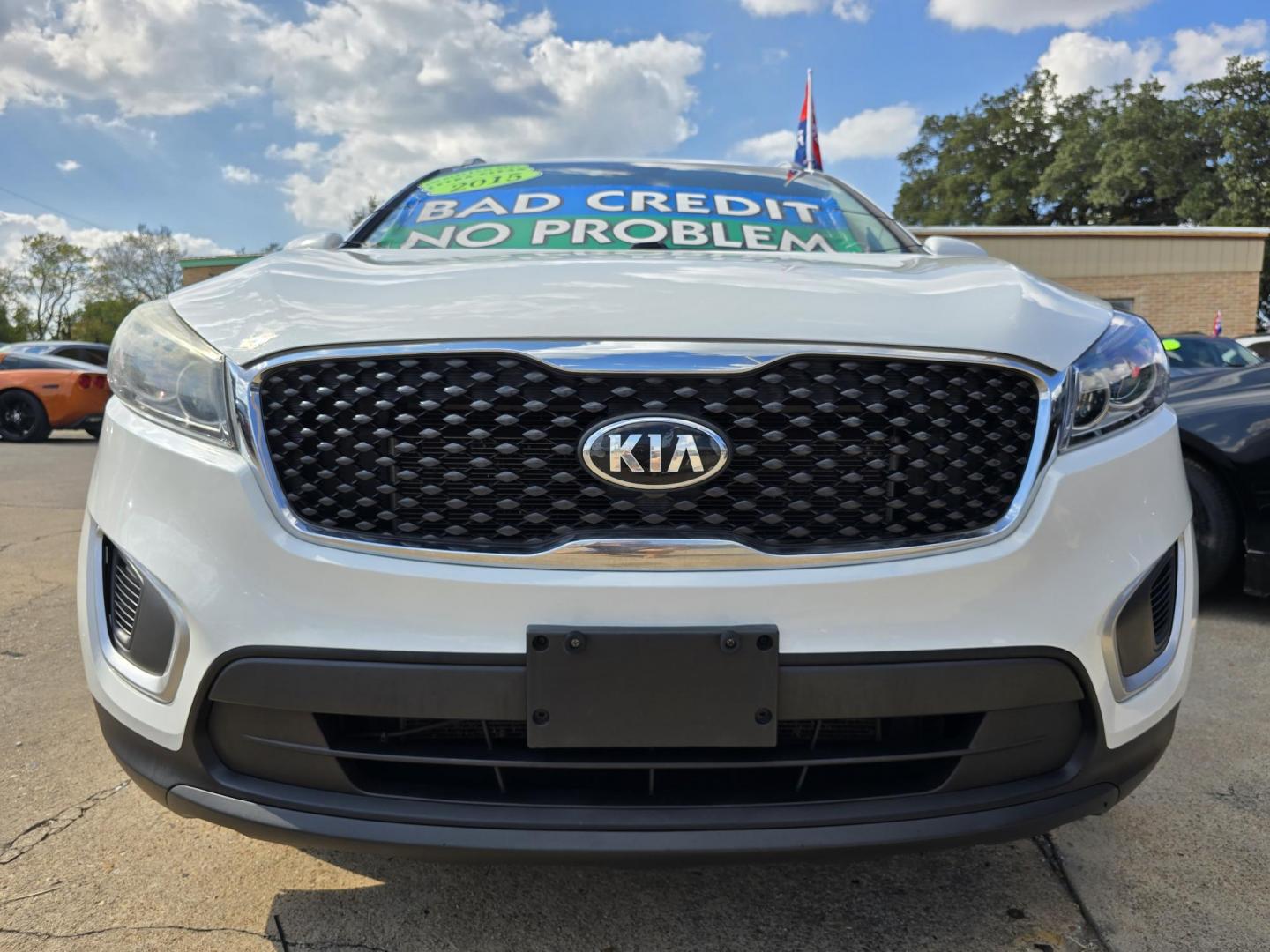 2016 DIAMOND WHITE Kia Sorento LX (5XYPG4A57GG) with an 3.3L V6 DOHC 24V engine, 6-Speed Automatic transmission, located at 2660 S.Garland Avenue, Garland, TX, 75041, (469) 298-3118, 32.885551, -96.655602 - Photo#9