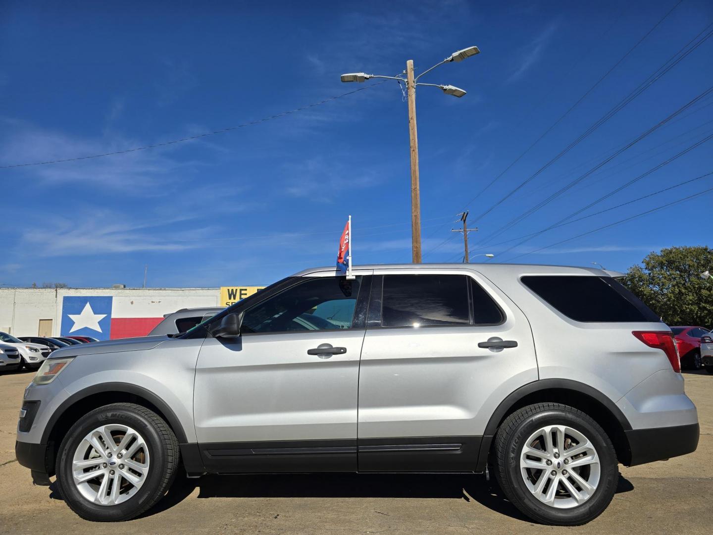 2016 Ford Explorer (1FM5K8B85GG) with an 3.5L V6 DOHC 24V engine, 6-Speed Automatic transmission, located at 2660 S.Garland Avenue, Garland, TX, 75041, (469) 298-3118, 32.885551, -96.655602 - Photo#6