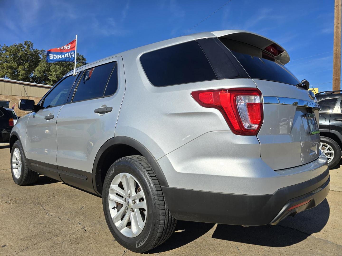 2016 Ford Explorer (1FM5K8B85GG) with an 3.5L V6 DOHC 24V engine, 6-Speed Automatic transmission, located at 2660 S.Garland Avenue, Garland, TX, 75041, (469) 298-3118, 32.885551, -96.655602 - Photo#5