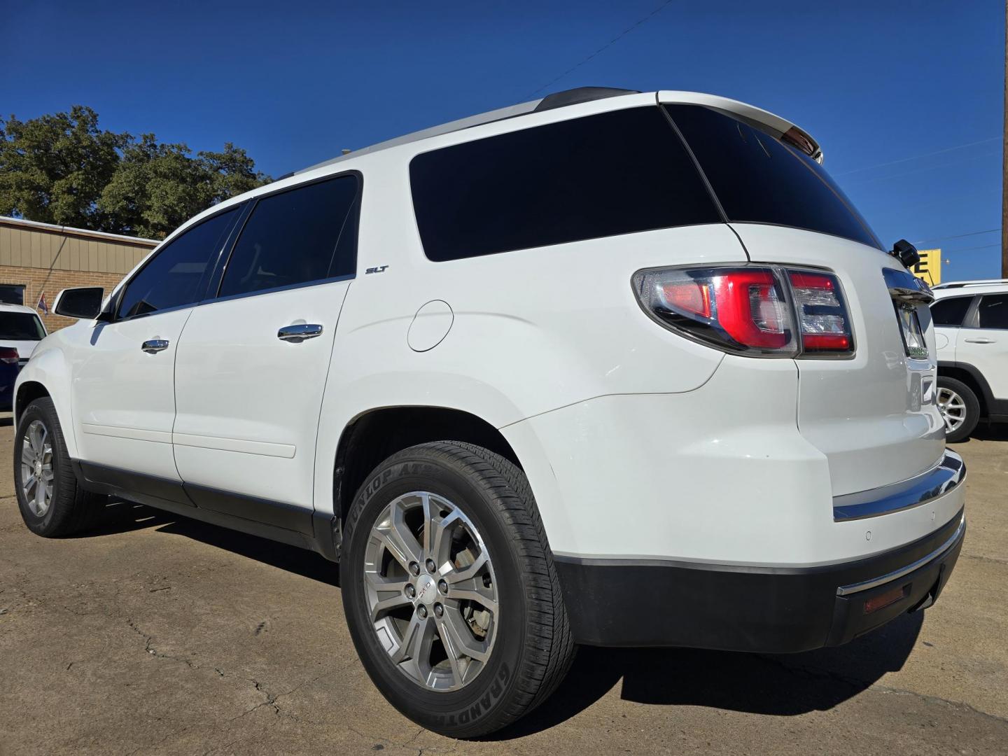 2016 WHITE GMC Acadia SLT2 (1GKKRSKD7GJ) with an 3.6L V6 DOHC 24V engine, 6A transmission, located at 2660 S.Garland Avenue, Garland, TX, 75041, (469) 298-3118, 32.885551, -96.655602 - Photo#5