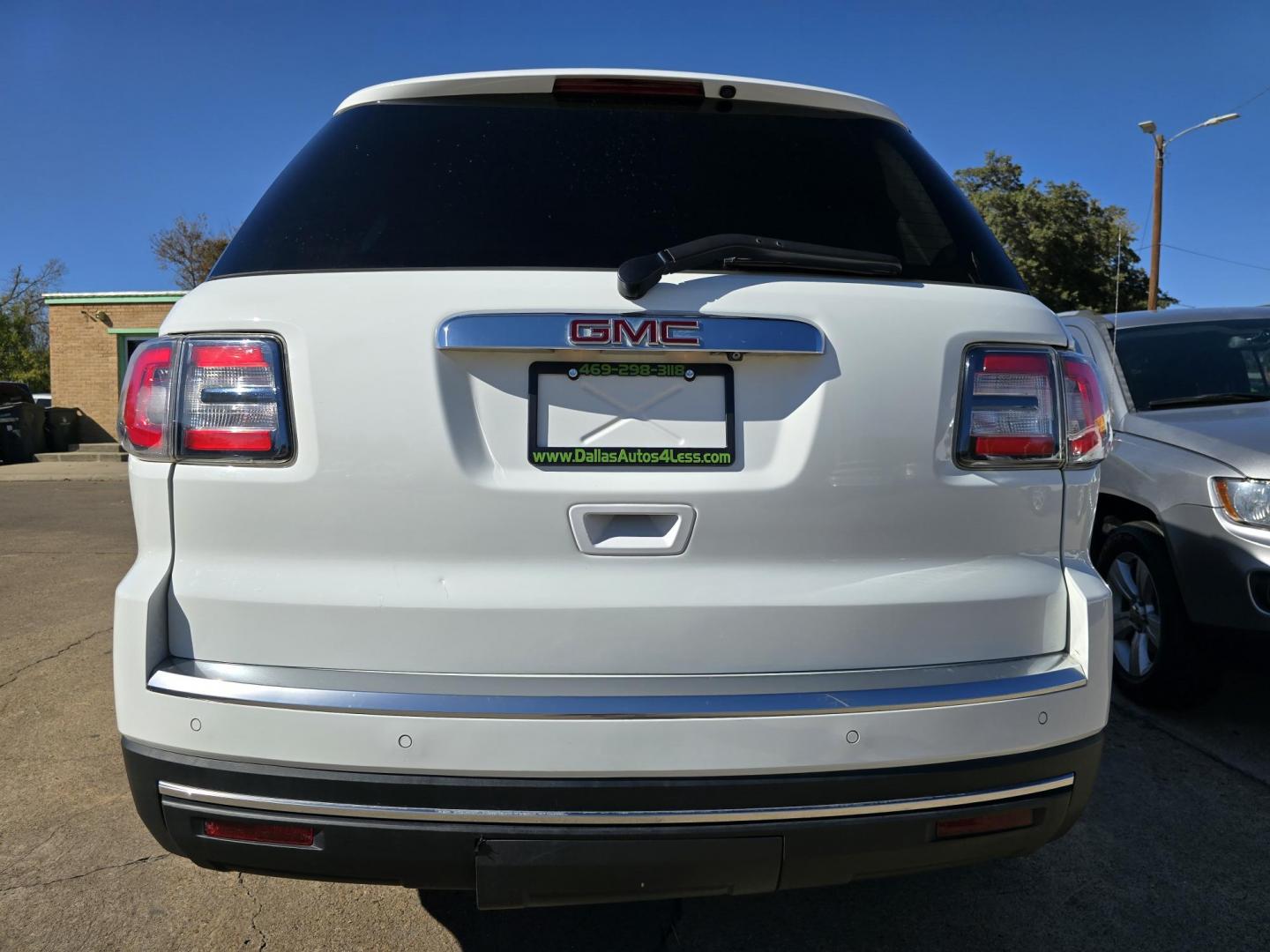 2016 WHITE GMC Acadia SLT2 (1GKKRSKD7GJ) with an 3.6L V6 DOHC 24V engine, 6A transmission, located at 2660 S.Garland Avenue, Garland, TX, 75041, (469) 298-3118, 32.885551, -96.655602 - Photo#4