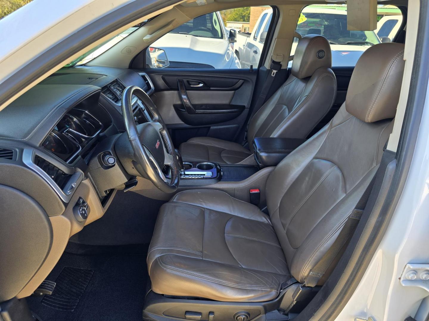 2016 WHITE GMC Acadia SLT2 (1GKKRSKD7GJ) with an 3.6L V6 DOHC 24V engine, 6A transmission, located at 2660 S.Garland Avenue, Garland, TX, 75041, (469) 298-3118, 32.885551, -96.655602 - Photo#11