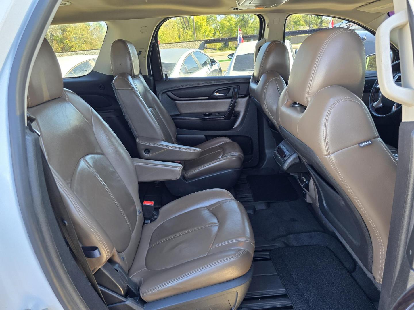 2016 WHITE GMC Acadia SLT2 (1GKKRSKD7GJ) with an 3.6L V6 DOHC 24V engine, 6A transmission, located at 2660 S.Garland Avenue, Garland, TX, 75041, (469) 298-3118, 32.885551, -96.655602 - Photo#23