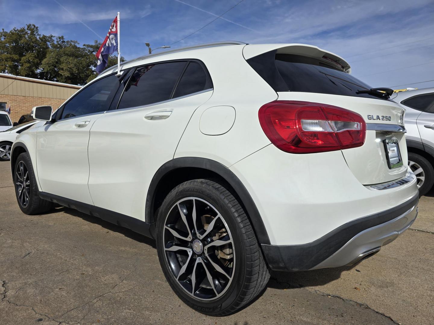 2016 WHITE Mercedes-Benz GLA-Class GLA250 (WDCTG4EB9GJ) with an 2.0L L4 DOHC 16V TURBO engine, 7A transmission, located at 2660 S.Garland Avenue, Garland, TX, 75041, (469) 298-3118, 32.885551, -96.655602 - Photo#5