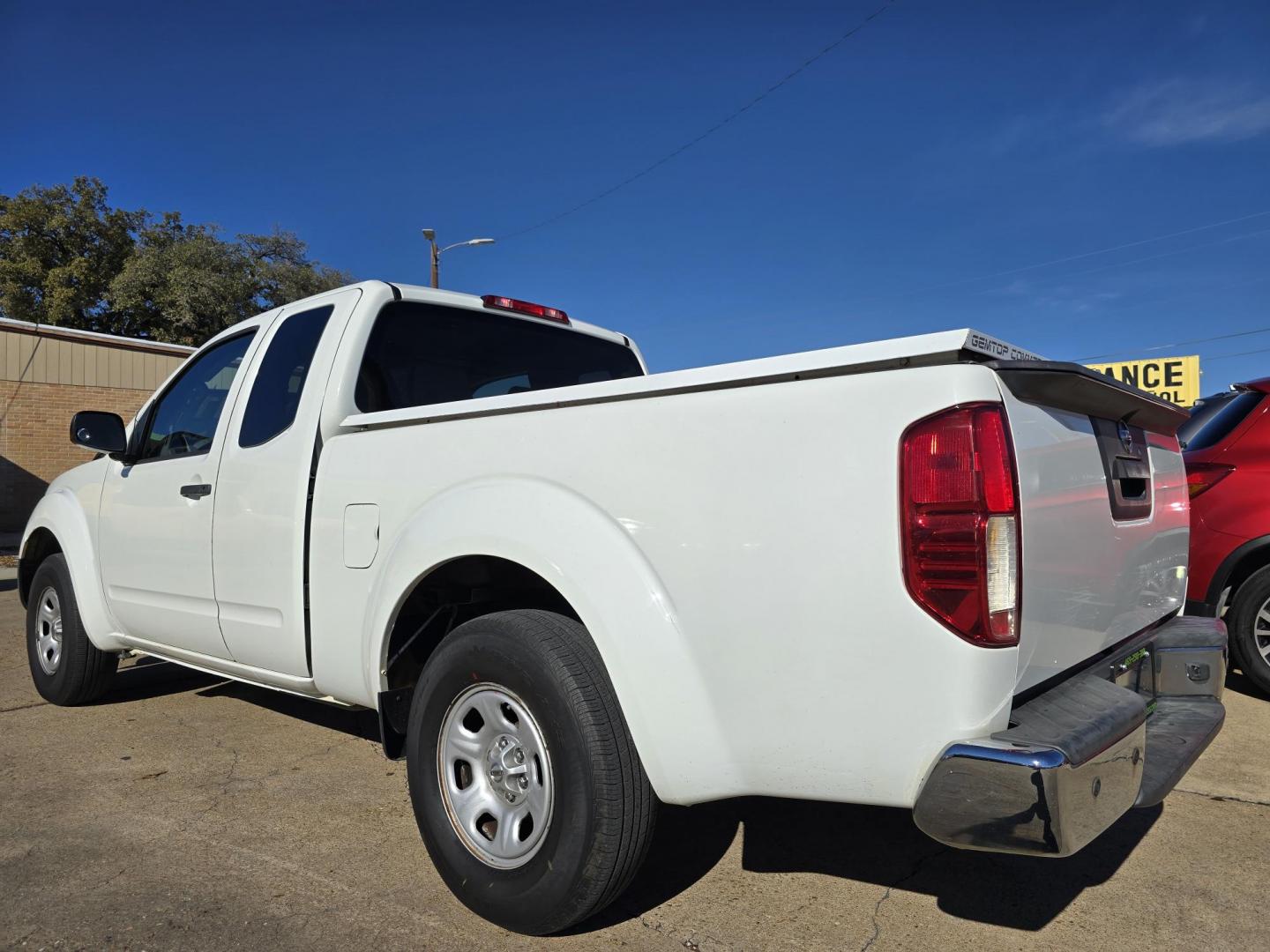 2016 WHITE Nissan Frontier S (1N6BD0CT7GN) with an 2.5L L4 DOHC 16V engine, AUTO transmission, located at 2660 S.Garland Avenue, Garland, TX, 75041, (469) 298-3118, 32.885551, -96.655602 - Photo#4