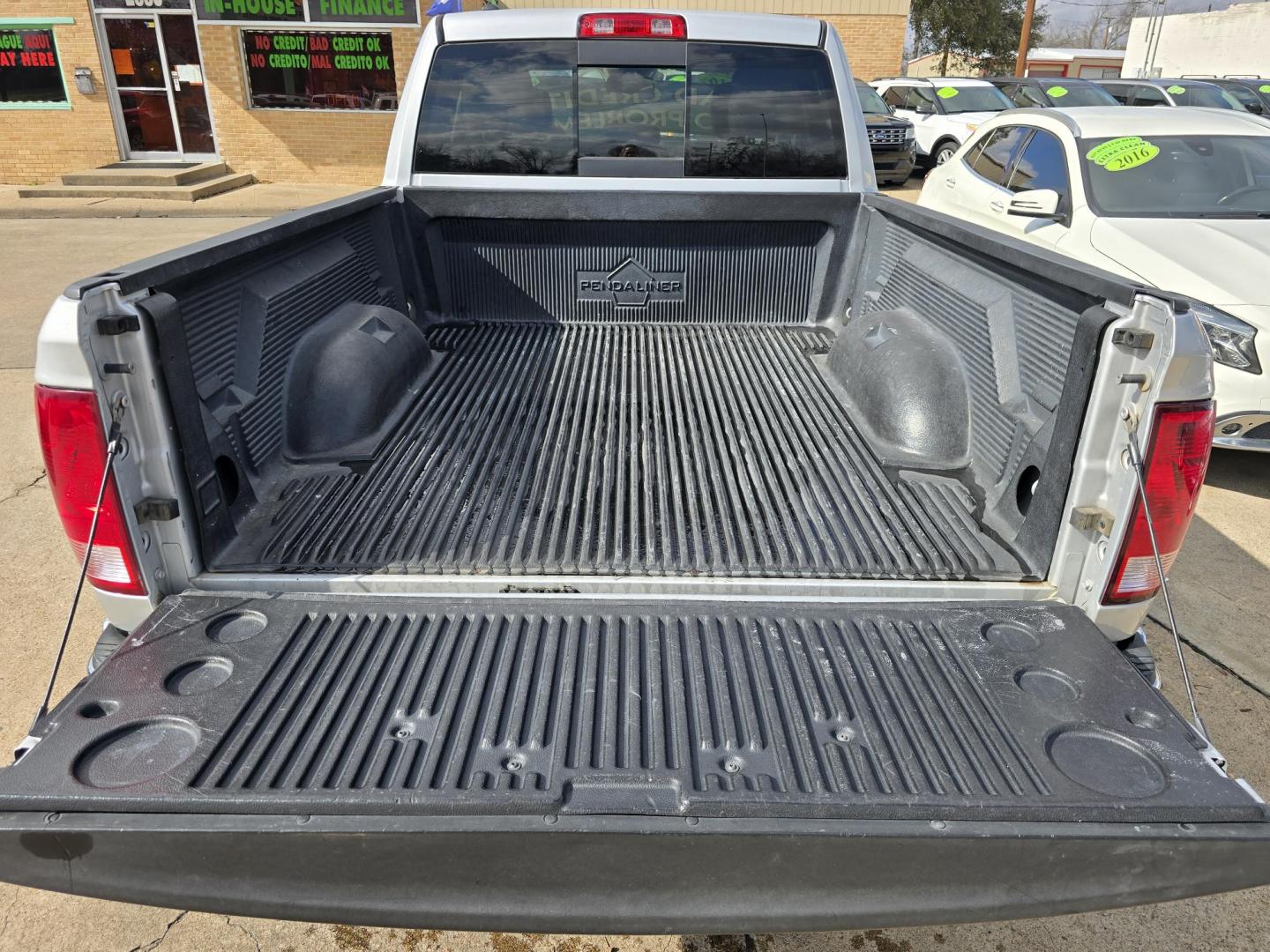 2016 SILVER RAM 1500 SLT (1C6RR7GG5GS) with an 3.6L V6 DOHC 24V FFV engine, 6A transmission, located at 2660 S.Garland Avenue, Garland, TX, 75041, (469) 298-3118, 32.885551, -96.655602 - Photo#5