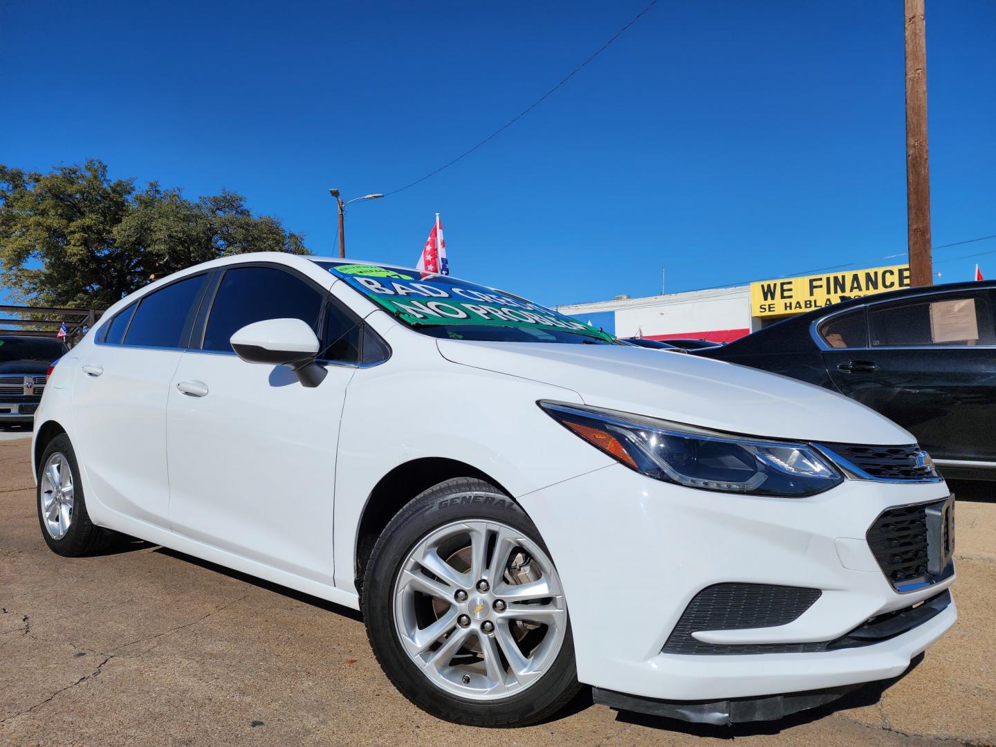 2017 WHITE /BLACK Chevrolet Cruze LT (3G1BE6SMXHS) with an 1.4L L4 DOHC 16V TURBO engine, 6A transmission, located at 2660 S.Garland Avenue, Garland, TX, 75041, (469) 298-3118, 32.885551, -96.655602 - Welcome to DallasAutos4Less, one of the Premier BUY HERE PAY HERE Dealers in the North Dallas Area. We specialize in financing to people with NO CREDIT or BAD CREDIT. We need proof of income, proof of residence, and a ID. Come buy your new car from us today!! This is a very well cared for 2017 CH - Photo#0