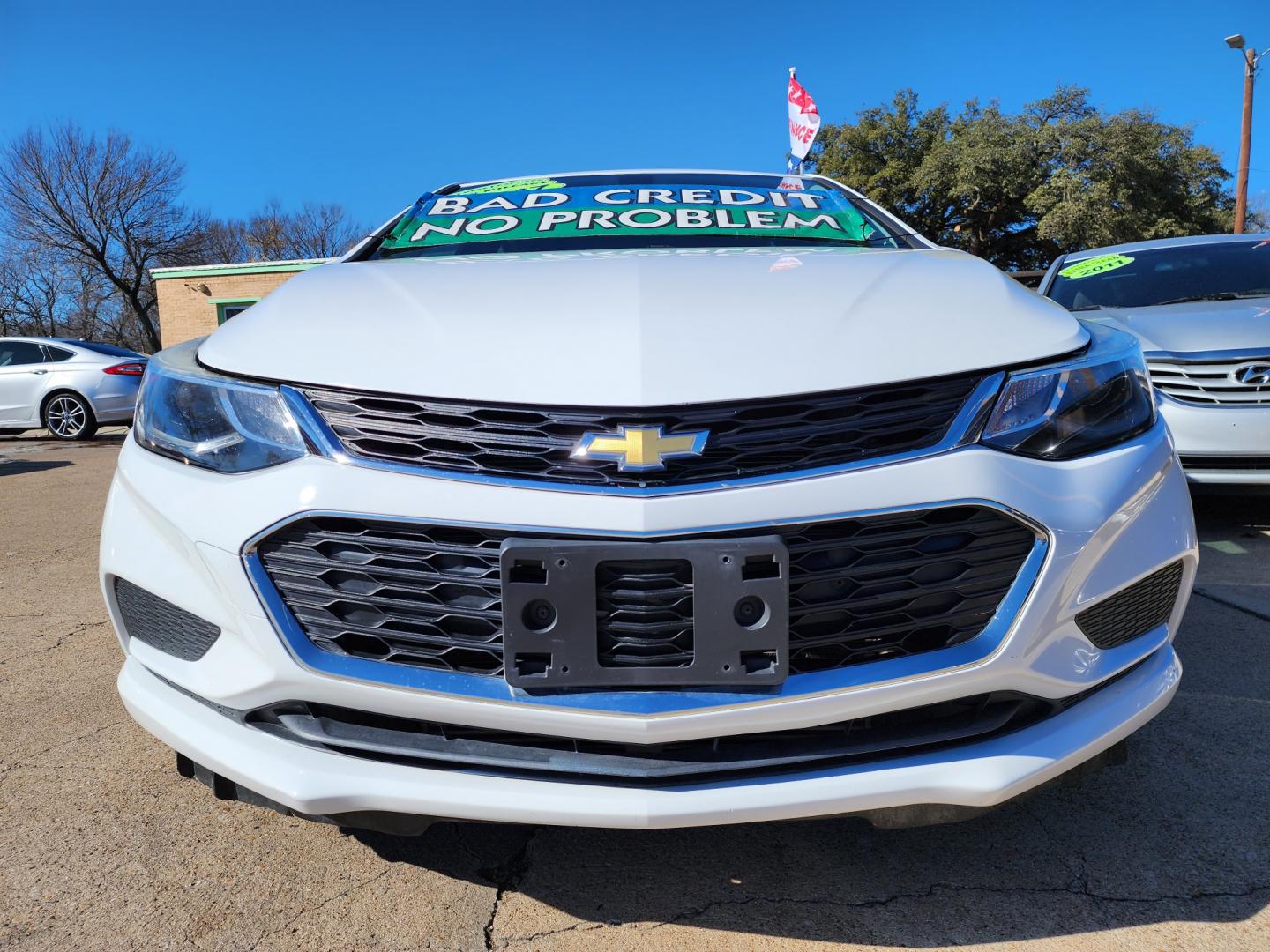 2017 WHITE /BLACK Chevrolet Cruze LT (3G1BE6SMXHS) with an 1.4L L4 DOHC 16V TURBO engine, 6A transmission, located at 2660 S.Garland Avenue, Garland, TX, 75041, (469) 298-3118, 32.885551, -96.655602 - Welcome to DallasAutos4Less, one of the Premier BUY HERE PAY HERE Dealers in the North Dallas Area. We specialize in financing to people with NO CREDIT or BAD CREDIT. We need proof of income, proof of residence, and a ID. Come buy your new car from us today!! This is a very well cared for 2017 CH - Photo#9