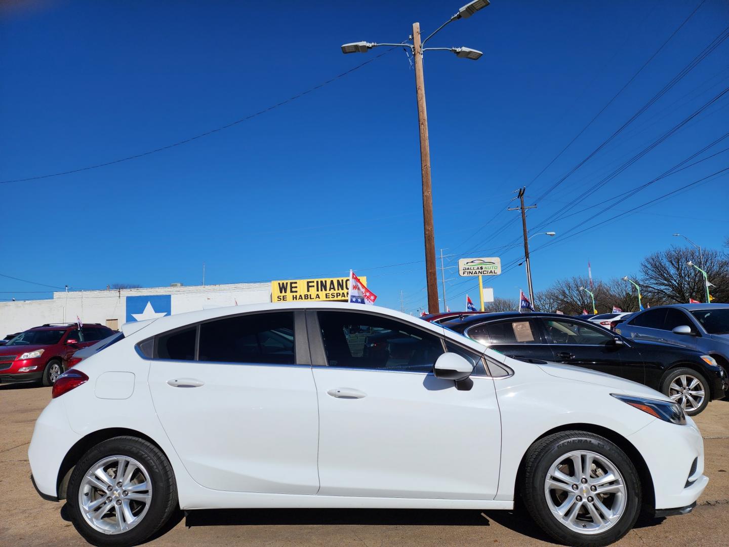 2017 WHITE /BLACK Chevrolet Cruze LT (3G1BE6SMXHS) with an 1.4L L4 DOHC 16V TURBO engine, 6A transmission, located at 2660 S.Garland Avenue, Garland, TX, 75041, (469) 298-3118, 32.885551, -96.655602 - Welcome to DallasAutos4Less, one of the Premier BUY HERE PAY HERE Dealers in the North Dallas Area. We specialize in financing to people with NO CREDIT or BAD CREDIT. We need proof of income, proof of residence, and a ID. Come buy your new car from us today!! This is a very well cared for 2017 CH - Photo#2