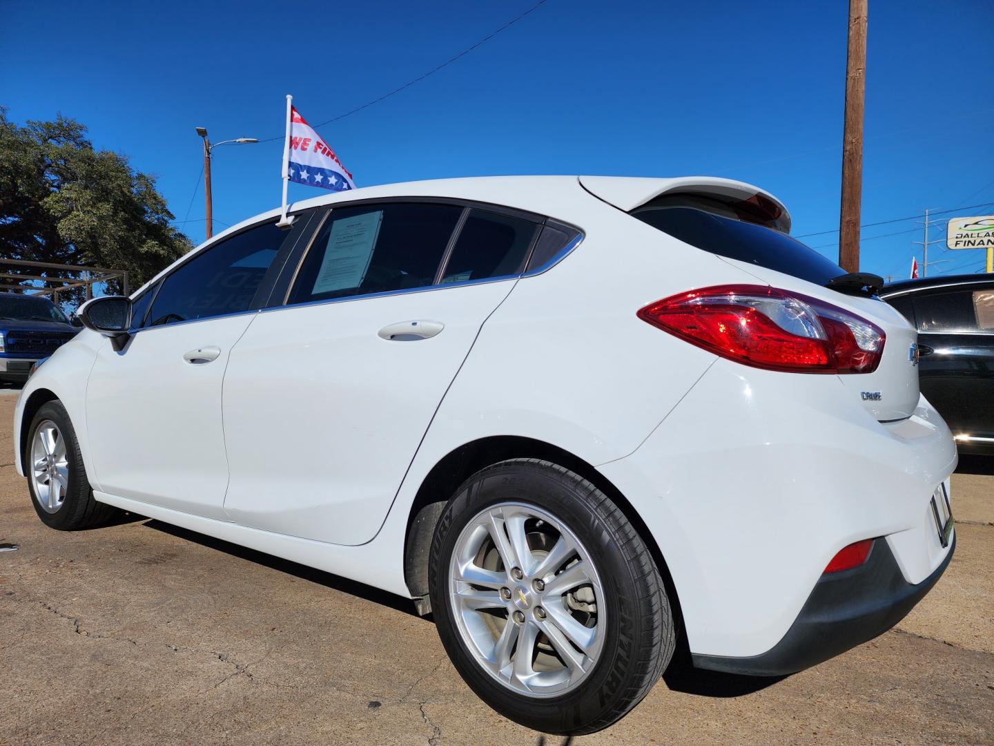 2017 WHITE /BLACK Chevrolet Cruze LT (3G1BE6SMXHS) with an 1.4L L4 DOHC 16V TURBO engine, 6A transmission, located at 2660 S.Garland Avenue, Garland, TX, 75041, (469) 298-3118, 32.885551, -96.655602 - Welcome to DallasAutos4Less, one of the Premier BUY HERE PAY HERE Dealers in the North Dallas Area. We specialize in financing to people with NO CREDIT or BAD CREDIT. We need proof of income, proof of residence, and a ID. Come buy your new car from us today!! This is a very well cared for 2017 CH - Photo#5