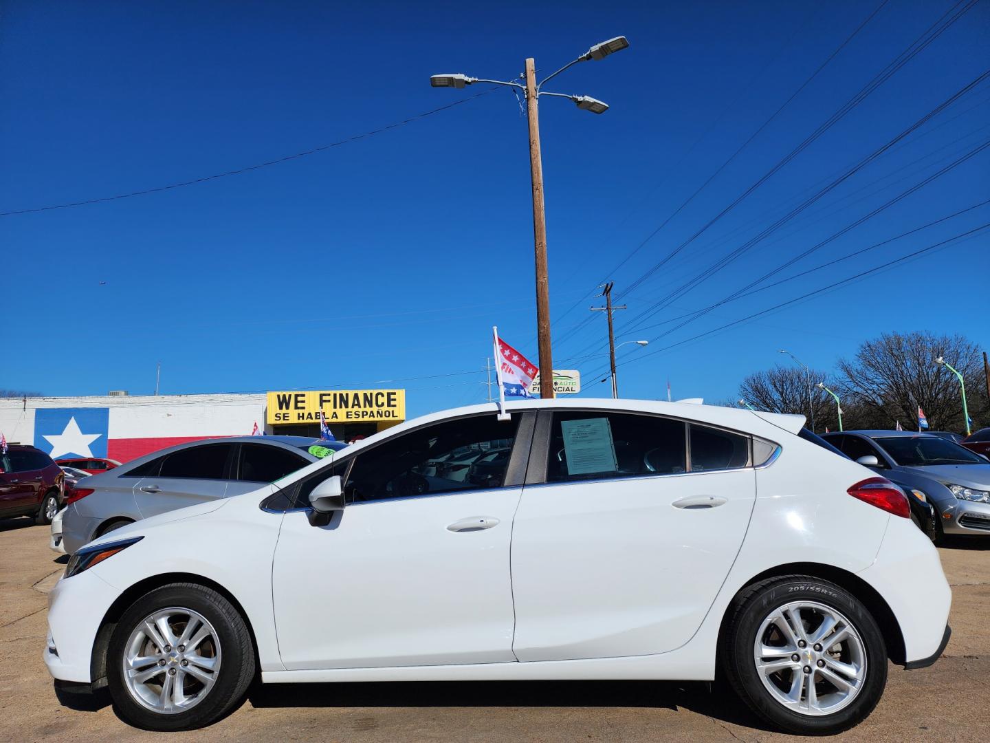 2017 WHITE /BLACK Chevrolet Cruze LT (3G1BE6SMXHS) with an 1.4L L4 DOHC 16V TURBO engine, 6A transmission, located at 2660 S.Garland Avenue, Garland, TX, 75041, (469) 298-3118, 32.885551, -96.655602 - Welcome to DallasAutos4Less, one of the Premier BUY HERE PAY HERE Dealers in the North Dallas Area. We specialize in financing to people with NO CREDIT or BAD CREDIT. We need proof of income, proof of residence, and a ID. Come buy your new car from us today!! This is a very well cared for 2017 CH - Photo#6