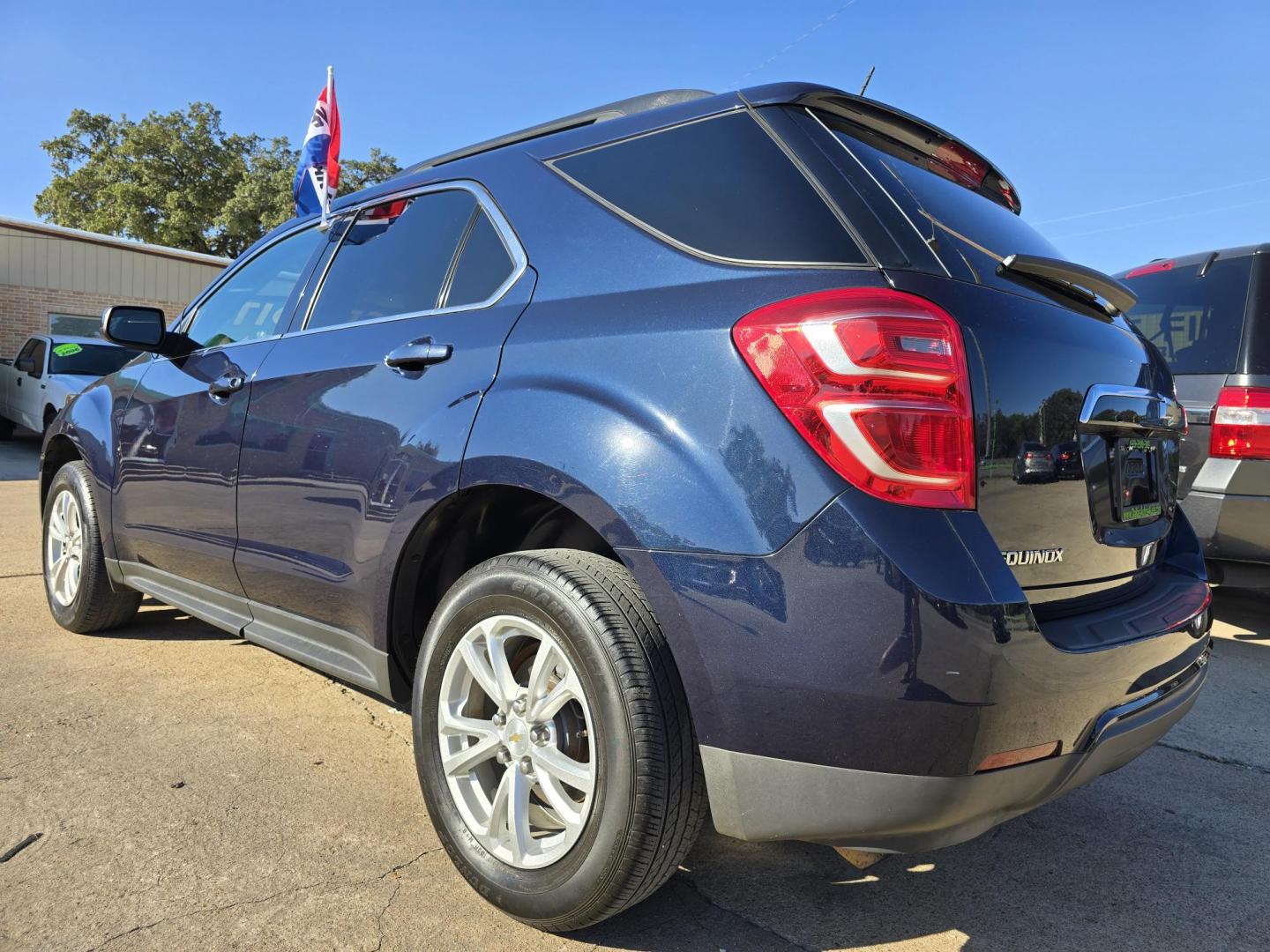 2017 Chevrolet Equinox LT (2GNALCEK5H1) with an 2.4L L4 DOHC 16V FFV engine, 6A transmission, located at 2660 S.Garland Avenue, Garland, TX, 75041, (469) 298-3118, 32.885551, -96.655602 - Photo#5