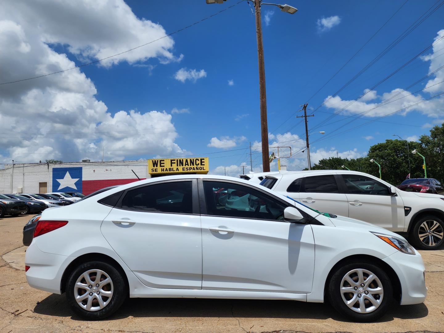 2017 WHITE /BLACK Hyundai Accent SE (KMHCT4AEXHU) with an 1.6L L4 DOHC 16V engine, AUTO transmission, located at 2660 S.Garland Avenue, Garland, TX, 75041, (469) 298-3118, 32.885551, -96.655602 - Welcome to DallasAutos4Less, one of the Premier BUY HERE PAY HERE Dealers in the North Dallas Area. We specialize in financing to people with NO CREDIT or BAD CREDIT. We need proof of income, proof of residence, and a ID. Come buy your new car from us today!! This is a Very clean 2017 HYUNDAI ACC - Photo#2