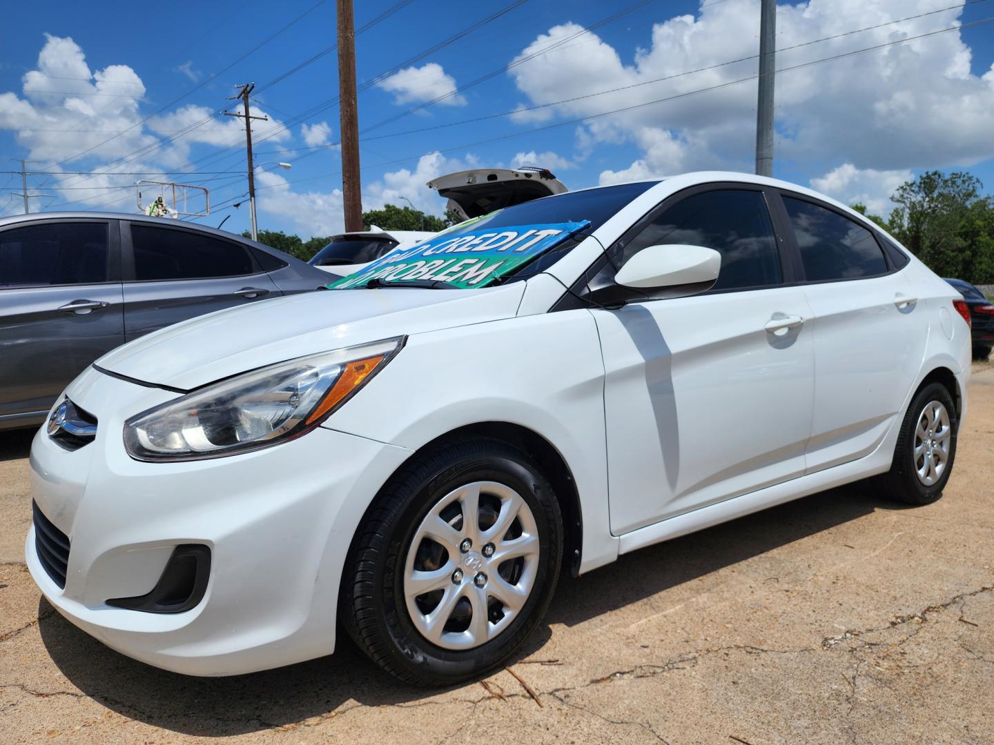 2017 WHITE /BLACK Hyundai Accent SE (KMHCT4AEXHU) with an 1.6L L4 DOHC 16V engine, AUTO transmission, located at 2660 S.Garland Avenue, Garland, TX, 75041, (469) 298-3118, 32.885551, -96.655602 - Welcome to DallasAutos4Less, one of the Premier BUY HERE PAY HERE Dealers in the North Dallas Area. We specialize in financing to people with NO CREDIT or BAD CREDIT. We need proof of income, proof of residence, and a ID. Come buy your new car from us today!! This is a Very clean 2017 HYUNDAI ACC - Photo#6