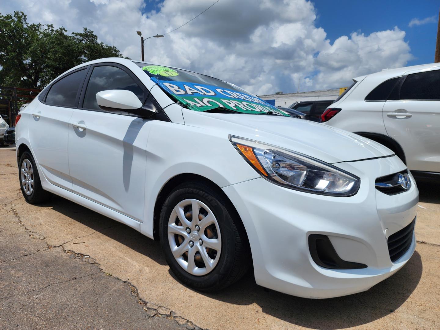 2017 WHITE /BLACK Hyundai Accent SE (KMHCT4AEXHU) with an 1.6L L4 DOHC 16V engine, AUTO transmission, located at 2660 S.Garland Avenue, Garland, TX, 75041, (469) 298-3118, 32.885551, -96.655602 - Welcome to DallasAutos4Less, one of the Premier BUY HERE PAY HERE Dealers in the North Dallas Area. We specialize in financing to people with NO CREDIT or BAD CREDIT. We need proof of income, proof of residence, and a ID. Come buy your new car from us today!! This is a Very clean 2017 HYUNDAI ACC - Photo#1