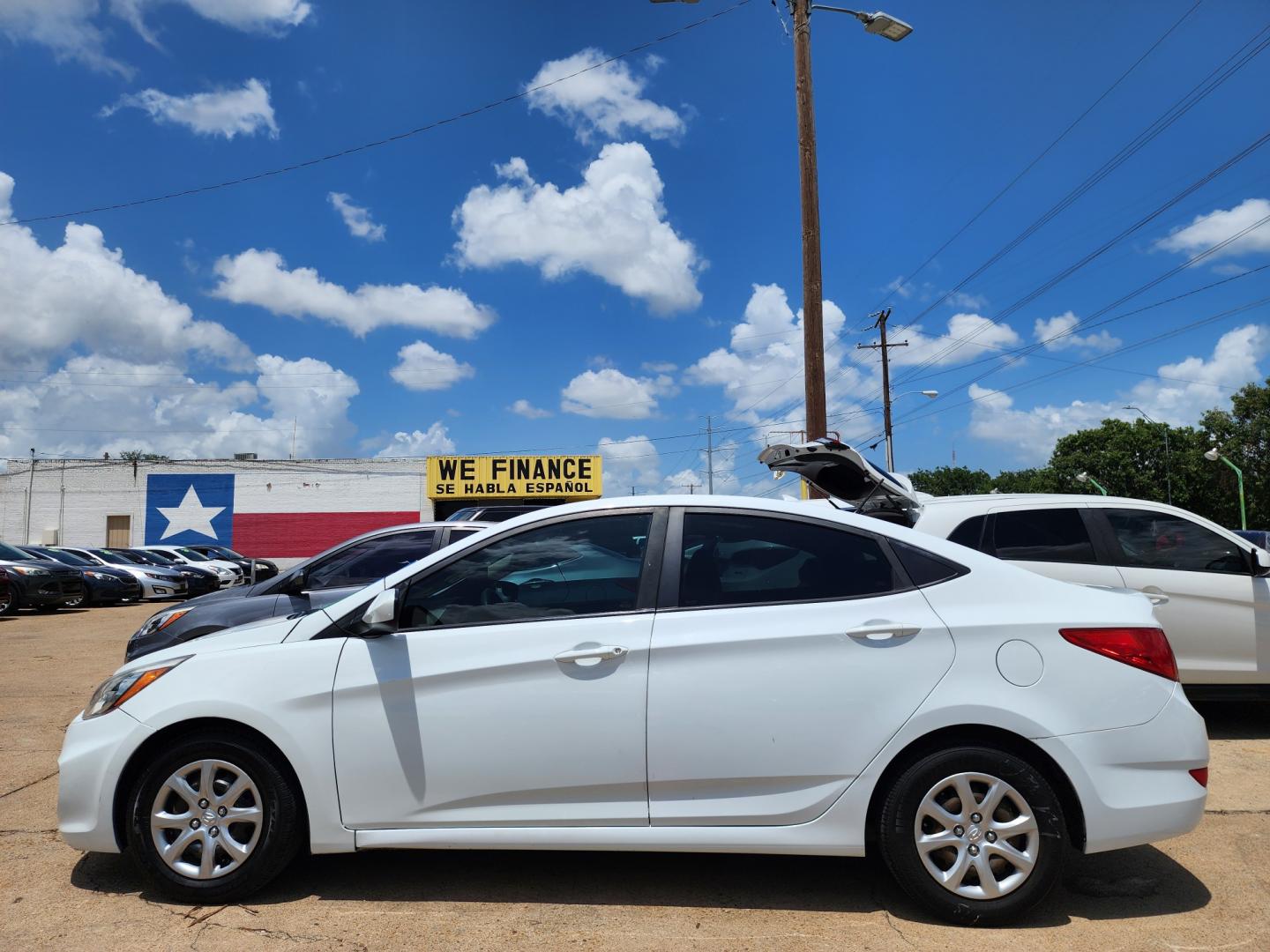 2017 WHITE /BLACK Hyundai Accent SE (KMHCT4AEXHU) with an 1.6L L4 DOHC 16V engine, AUTO transmission, located at 2660 S.Garland Avenue, Garland, TX, 75041, (469) 298-3118, 32.885551, -96.655602 - Welcome to DallasAutos4Less, one of the Premier BUY HERE PAY HERE Dealers in the North Dallas Area. We specialize in financing to people with NO CREDIT or BAD CREDIT. We need proof of income, proof of residence, and a ID. Come buy your new car from us today!! This is a Very clean 2017 HYUNDAI ACC - Photo#5