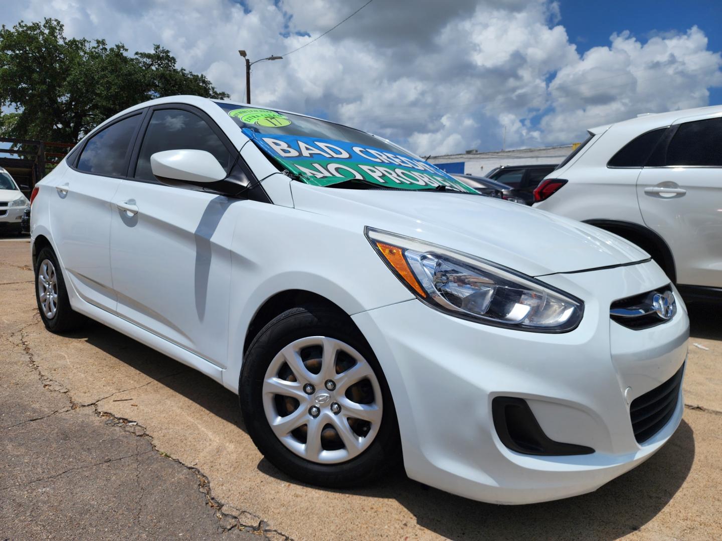 2017 WHITE /BLACK Hyundai Accent SE (KMHCT4AEXHU) with an 1.6L L4 DOHC 16V engine, AUTO transmission, located at 2660 S.Garland Avenue, Garland, TX, 75041, (469) 298-3118, 32.885551, -96.655602 - Welcome to DallasAutos4Less, one of the Premier BUY HERE PAY HERE Dealers in the North Dallas Area. We specialize in financing to people with NO CREDIT or BAD CREDIT. We need proof of income, proof of residence, and a ID. Come buy your new car from us today!! This is a Very clean 2017 HYUNDAI ACC - Photo#0