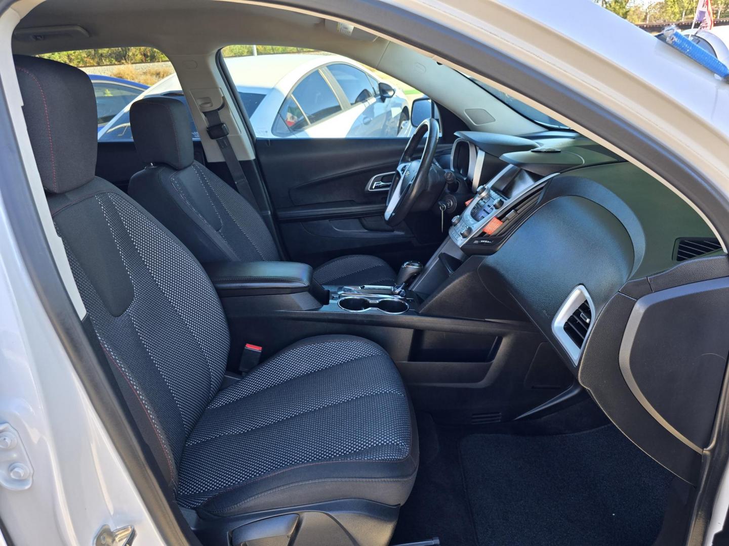 2017 DIAMOND WHITE Chevrolet Equinox LT (2GNALCEK8H1) with an 2.4L L4 DOHC 16V FFV engine, 6A transmission, located at 2660 S.Garland Avenue, Garland, TX, 75041, (469) 298-3118, 32.885551, -96.655602 - Photo#20