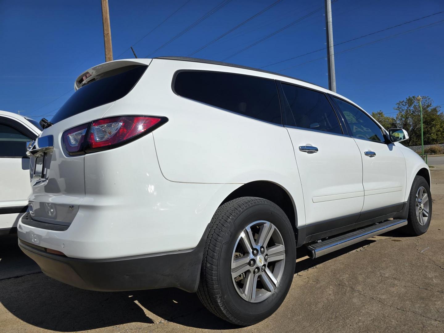 2017 WHITE Chevrolet Traverse 1LT (1GNKRGKD2HJ) with an 3.6L V6 DOHC 24V engine, 6A transmission, located at 2660 S.Garland Avenue, Garland, TX, 75041, (469) 298-3118, 32.885551, -96.655602 - Photo#3