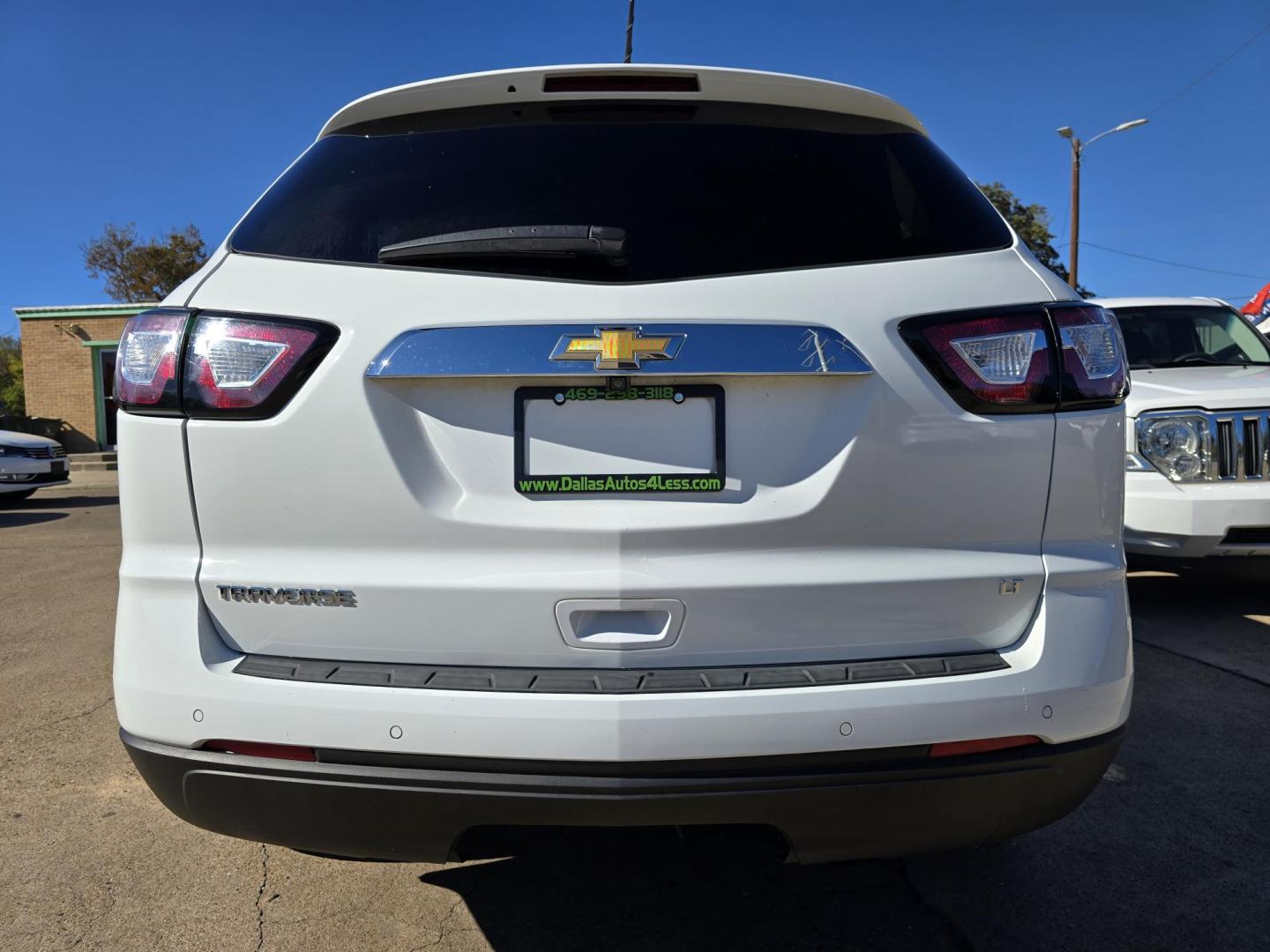 2017 WHITE Chevrolet Traverse 1LT (1GNKRGKD2HJ) with an 3.6L V6 DOHC 24V engine, 6A transmission, located at 2660 S.Garland Avenue, Garland, TX, 75041, (469) 298-3118, 32.885551, -96.655602 - Photo#4