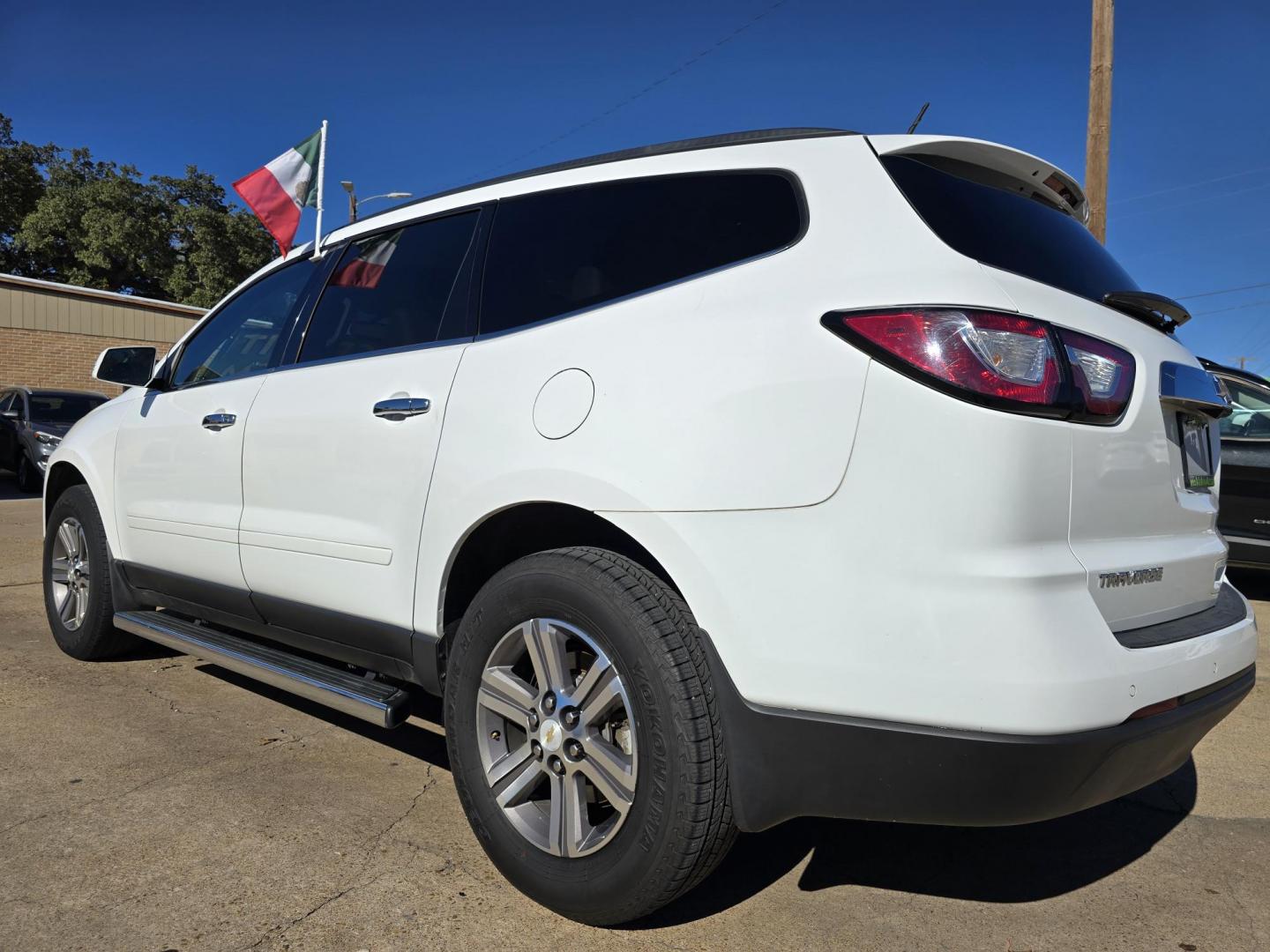 2017 WHITE Chevrolet Traverse 1LT (1GNKRGKD2HJ) with an 3.6L V6 DOHC 24V engine, 6A transmission, located at 2660 S.Garland Avenue, Garland, TX, 75041, (469) 298-3118, 32.885551, -96.655602 - Photo#5