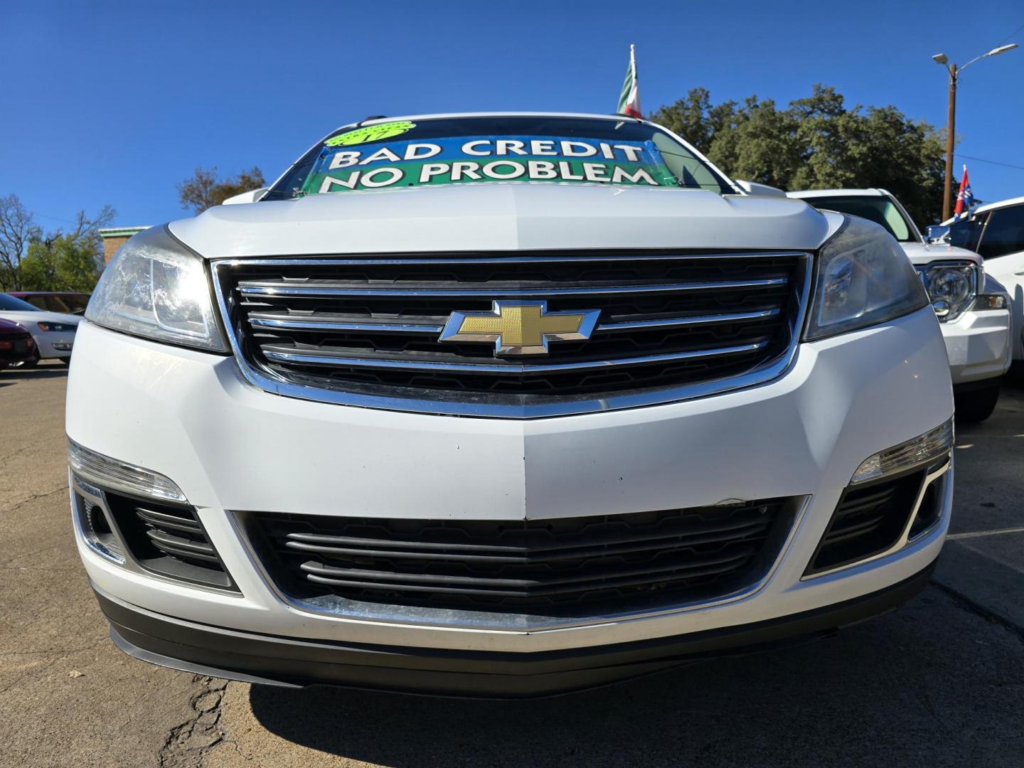 2017 WHITE Chevrolet Traverse 1LT (1GNKRGKD2HJ) with an 3.6L V6 DOHC 24V engine, 6A transmission, located at 2660 S.Garland Avenue, Garland, TX, 75041, (469) 298-3118, 32.885551, -96.655602 - Photo#9