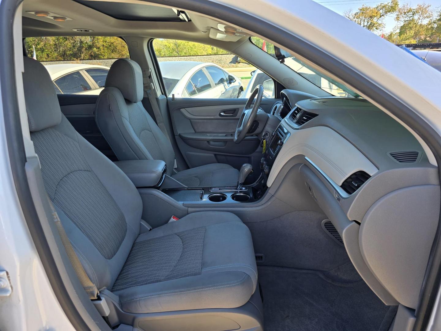 2017 WHITE Chevrolet Traverse 1LT (1GNKRGKD2HJ) with an 3.6L V6 DOHC 24V engine, 6A transmission, located at 2660 S.Garland Avenue, Garland, TX, 75041, (469) 298-3118, 32.885551, -96.655602 - Photo#21