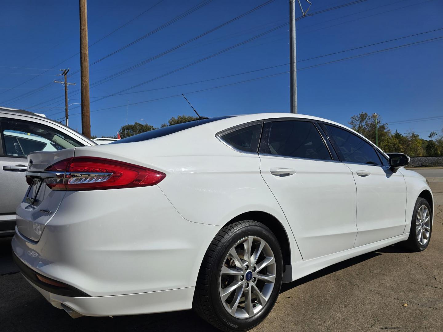 2017 WHITE Ford Fusion SE (3FA6P0H75HR) with an 2.5L L4 DOHC 16V engine, 6A transmission, located at 2660 S.Garland Avenue, Garland, TX, 75041, (469) 298-3118, 32.885551, -96.655602 - Photo#3