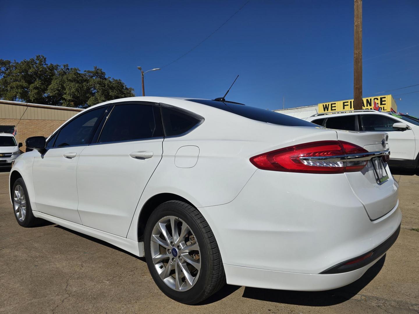 2017 WHITE Ford Fusion SE (3FA6P0H75HR) with an 2.5L L4 DOHC 16V engine, 6A transmission, located at 2660 S.Garland Avenue, Garland, TX, 75041, (469) 298-3118, 32.885551, -96.655602 - Photo#5