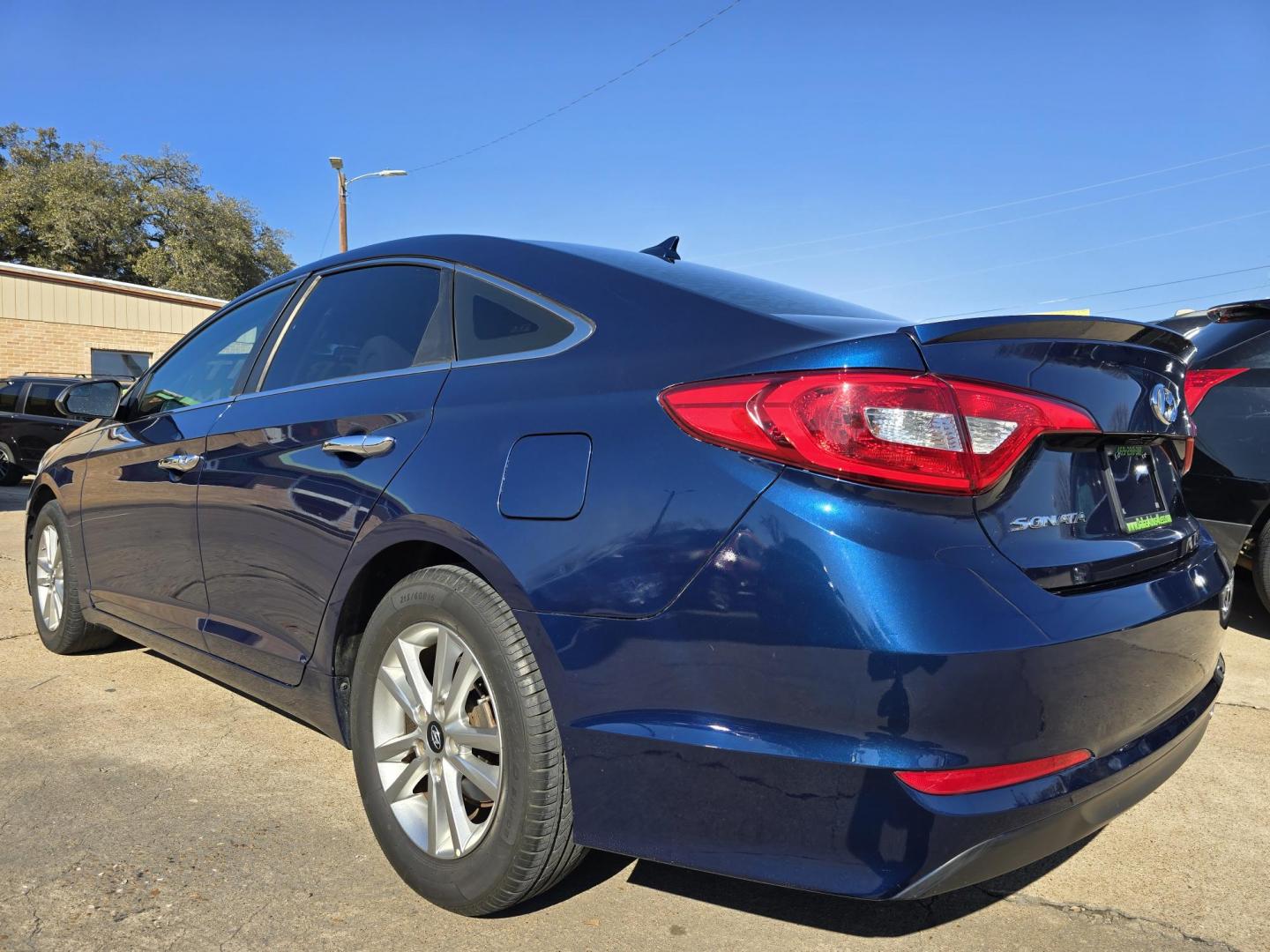 2017 BLUE Hyundai Sonata SE (5NPE24AF0HH) with an 2.4L L4 DOHC 16V engine, 7A transmission, located at 2660 S.Garland Avenue, Garland, TX, 75041, (469) 298-3118, 32.885551, -96.655602 - Photo#5