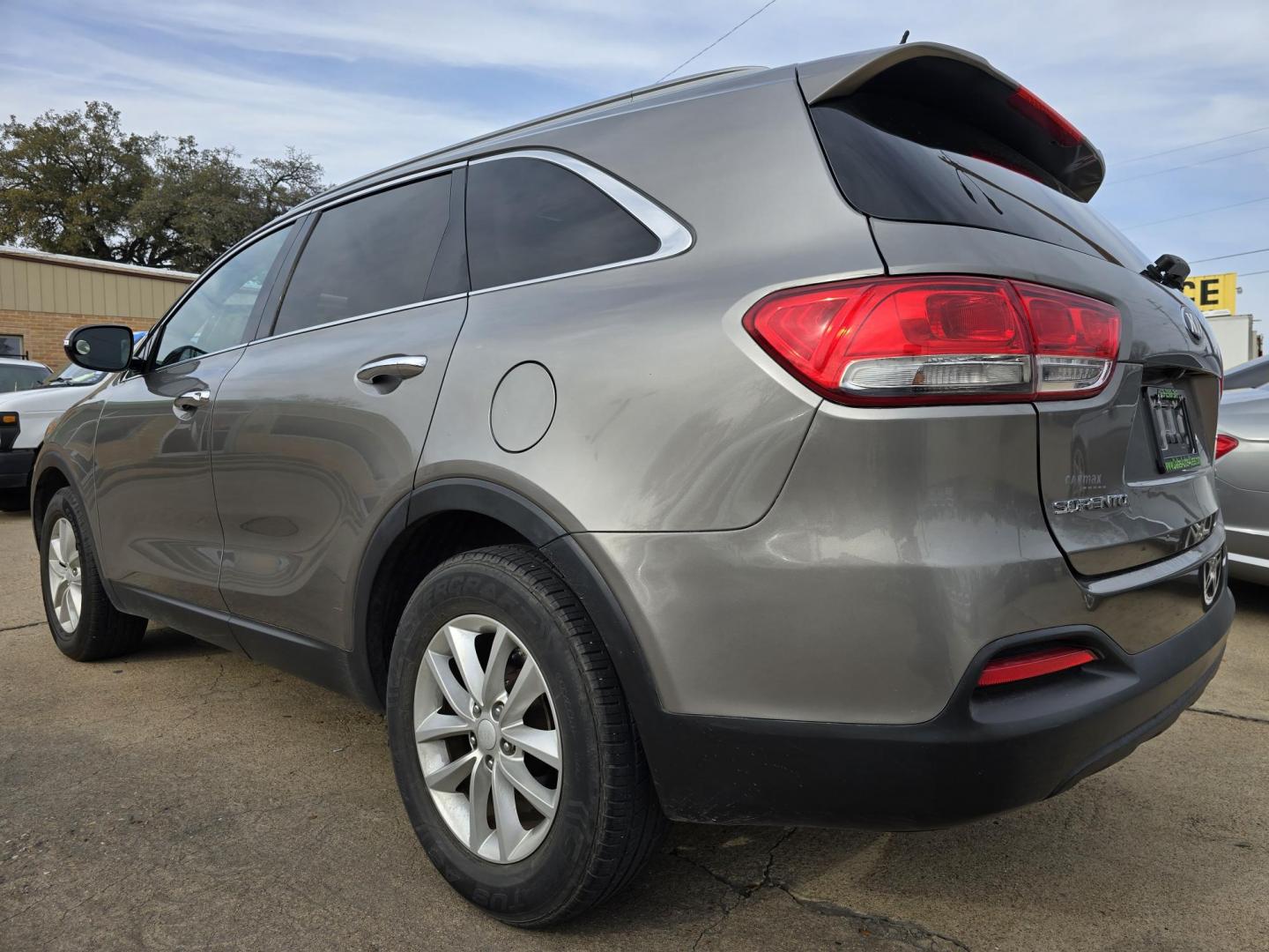 2017 RED Kia Sorento LX (5XYPG4A39HG) with an 2.4L L4 DOHC 16V engine, 6A transmission, located at 2660 S.Garland Avenue, Garland, TX, 75041, (469) 298-3118, 32.885551, -96.655602 - Photo#5