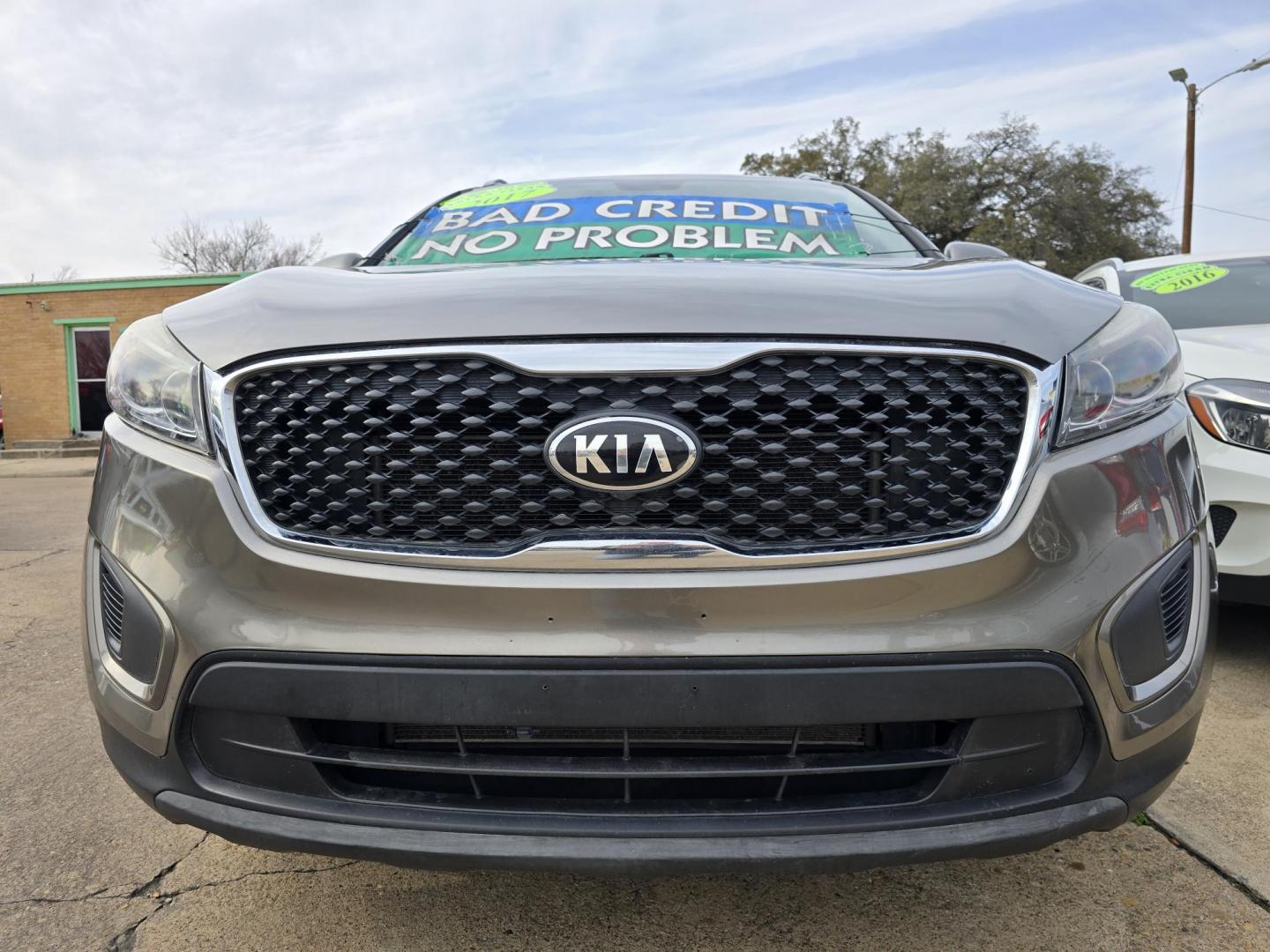 2017 RED Kia Sorento LX (5XYPG4A39HG) with an 2.4L L4 DOHC 16V engine, 6A transmission, located at 2660 S.Garland Avenue, Garland, TX, 75041, (469) 298-3118, 32.885551, -96.655602 - Photo#9