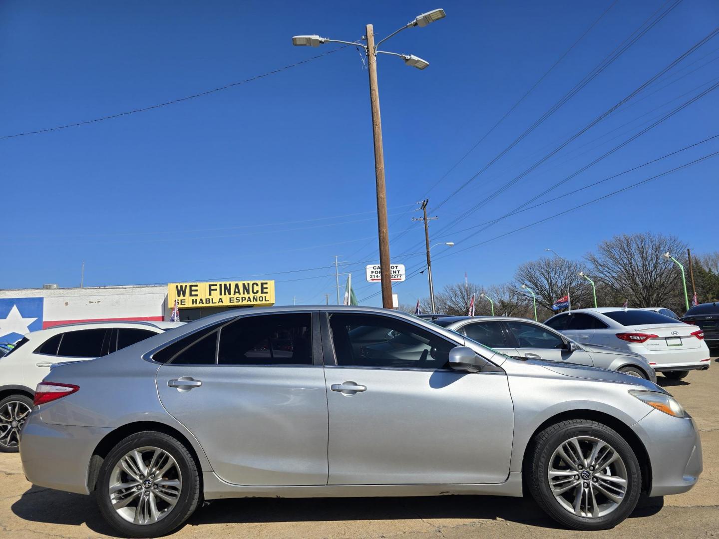 2017 SILVER Toyota Camry SE (4T1BF1FK6HU) with an 2.5L L4 DOHC 16V engine, 6A transmission, located at 2660 S.Garland Avenue, Garland, TX, 75041, (469) 298-3118, 32.885551, -96.655602 - Photo#2