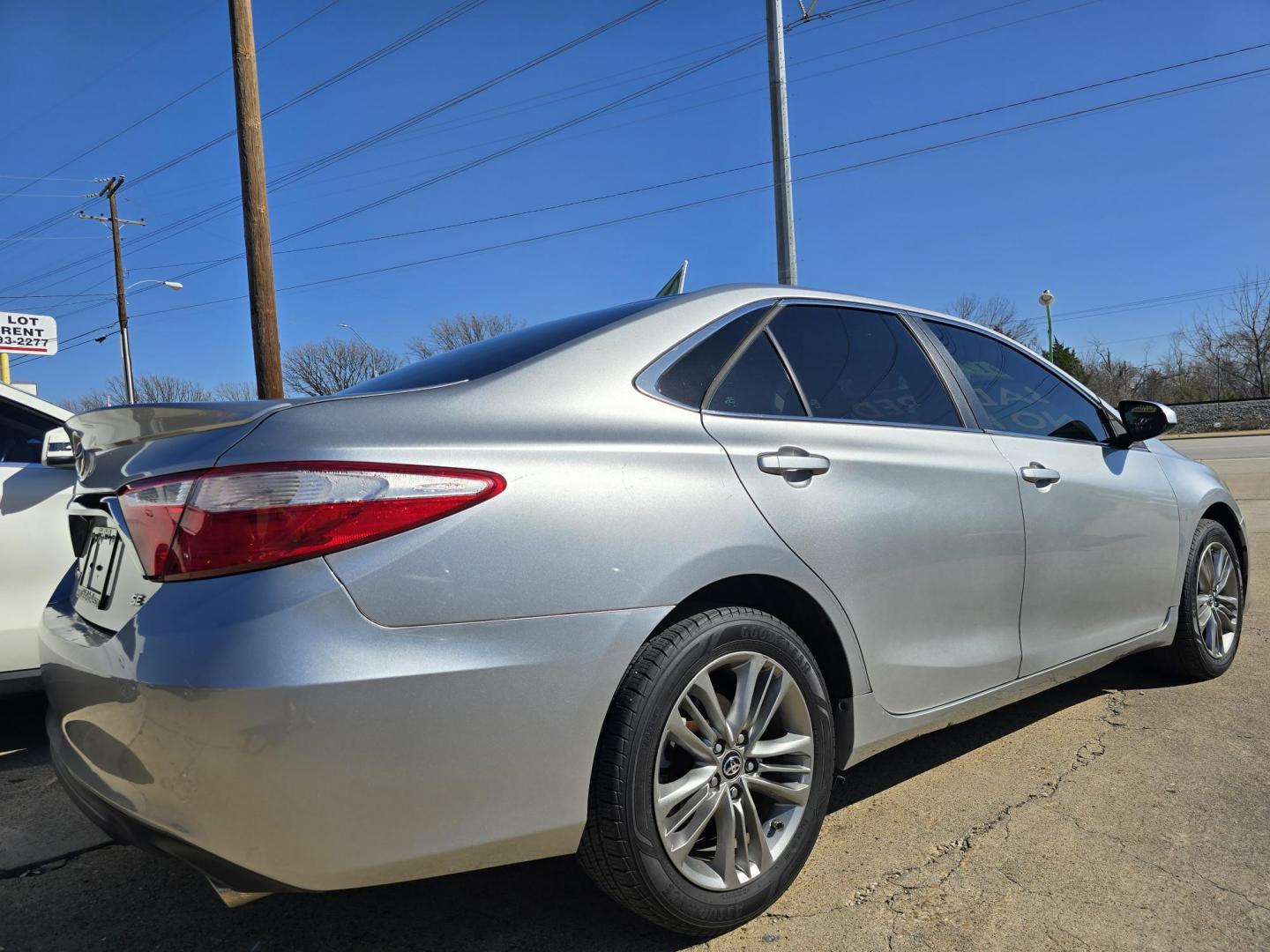 2017 SILVER Toyota Camry SE (4T1BF1FK6HU) with an 2.5L L4 DOHC 16V engine, 6A transmission, located at 2660 S.Garland Avenue, Garland, TX, 75041, (469) 298-3118, 32.885551, -96.655602 - Photo#3