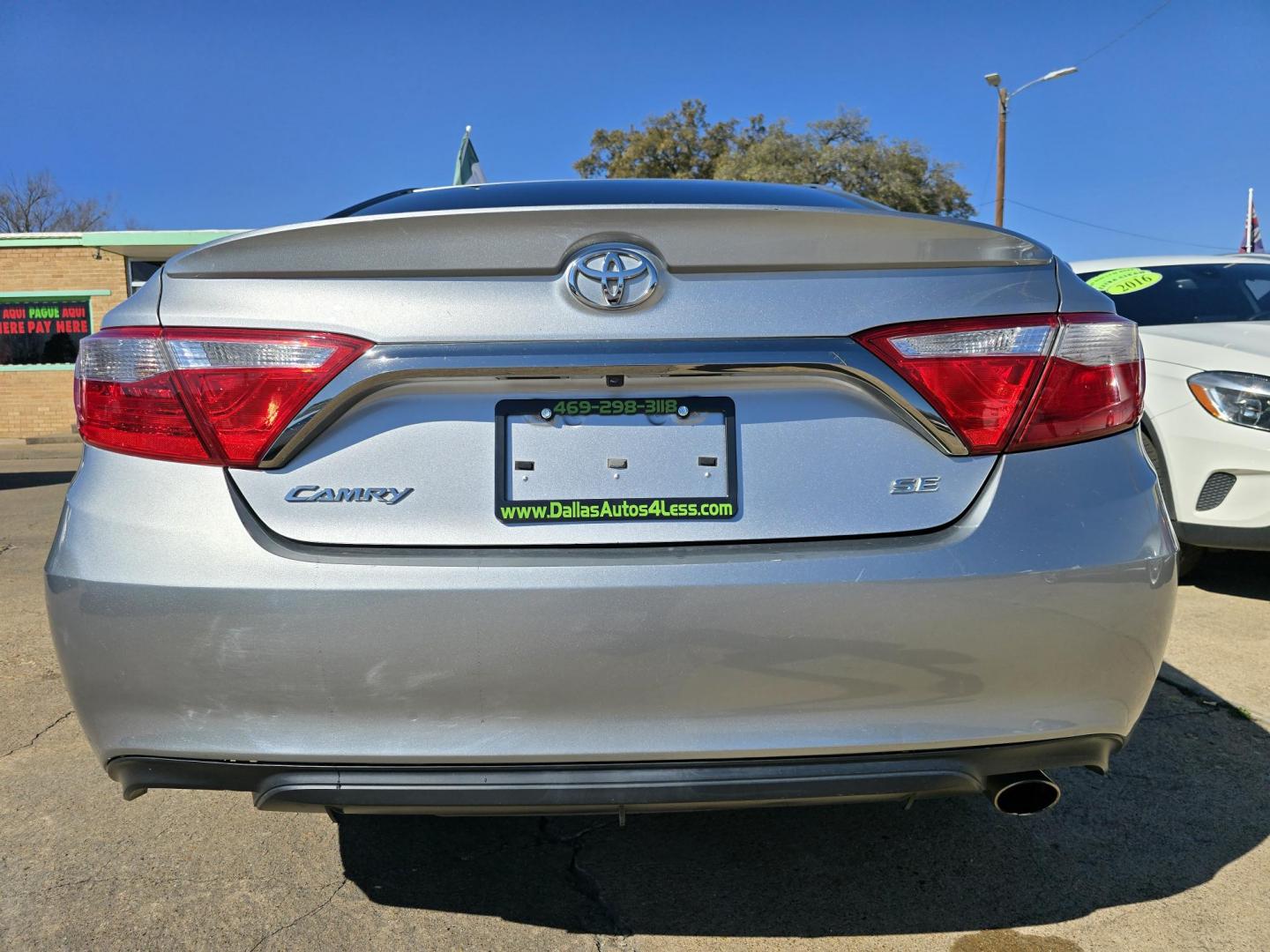 2017 SILVER Toyota Camry SE (4T1BF1FK6HU) with an 2.5L L4 DOHC 16V engine, 6A transmission, located at 2660 S.Garland Avenue, Garland, TX, 75041, (469) 298-3118, 32.885551, -96.655602 - Photo#4