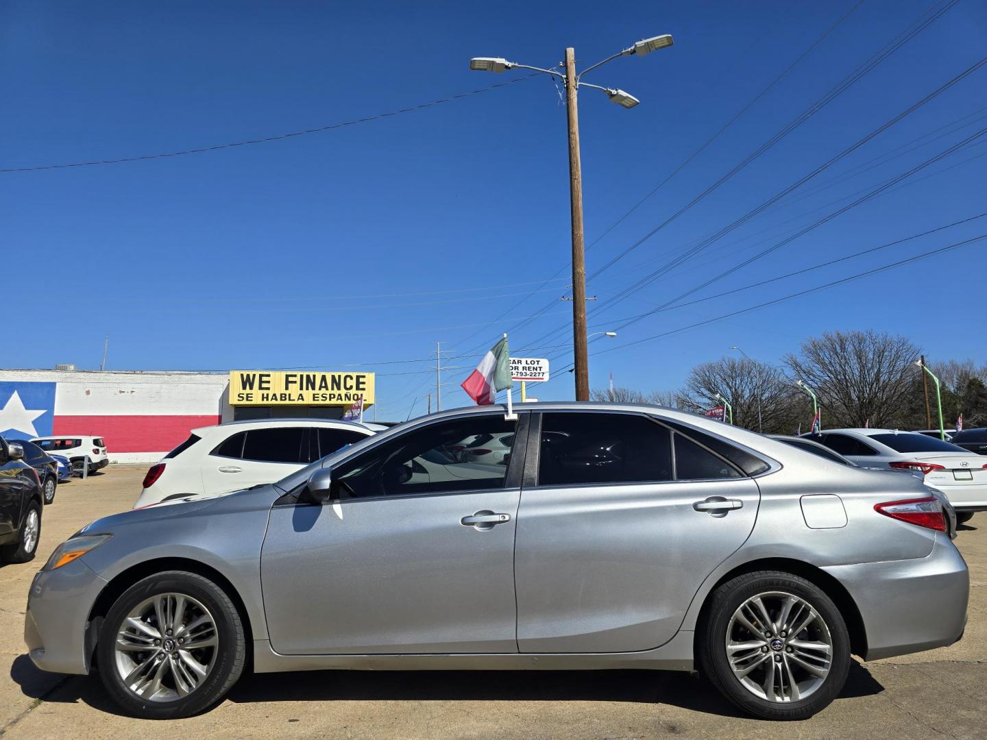 2017 SILVER Toyota Camry SE (4T1BF1FK6HU) with an 2.5L L4 DOHC 16V engine, 6A transmission, located at 2660 S.Garland Avenue, Garland, TX, 75041, (469) 298-3118, 32.885551, -96.655602 - Photo#6