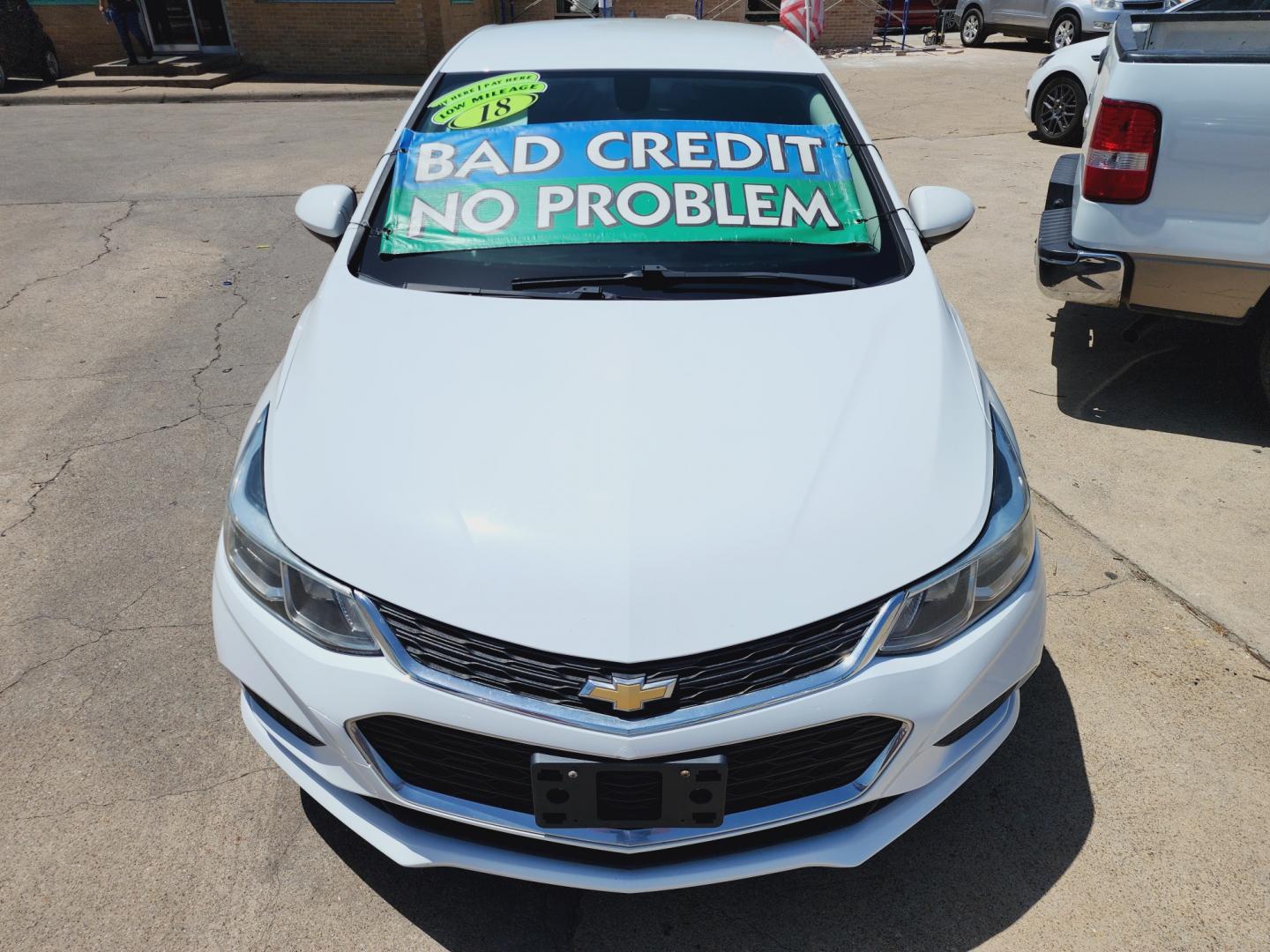 2018 WHITE Chevrolet Cruze LS (1G1BC5SM6J7) , AUTO transmission, located at 2660 S.Garland Avenue, Garland, TX, 75041, (469) 298-3118, 32.885551, -96.655602 - Welcome to DallasAutos4Less, one of the Premier BUY HERE PAY HERE Dealers in the North Dallas Area. We specialize in financing to people with NO CREDIT or BAD CREDIT. We need proof of income, proof of residence, and a ID. Come buy your new car from us today!! This is a very well cared for 2018 CH - Photo#8