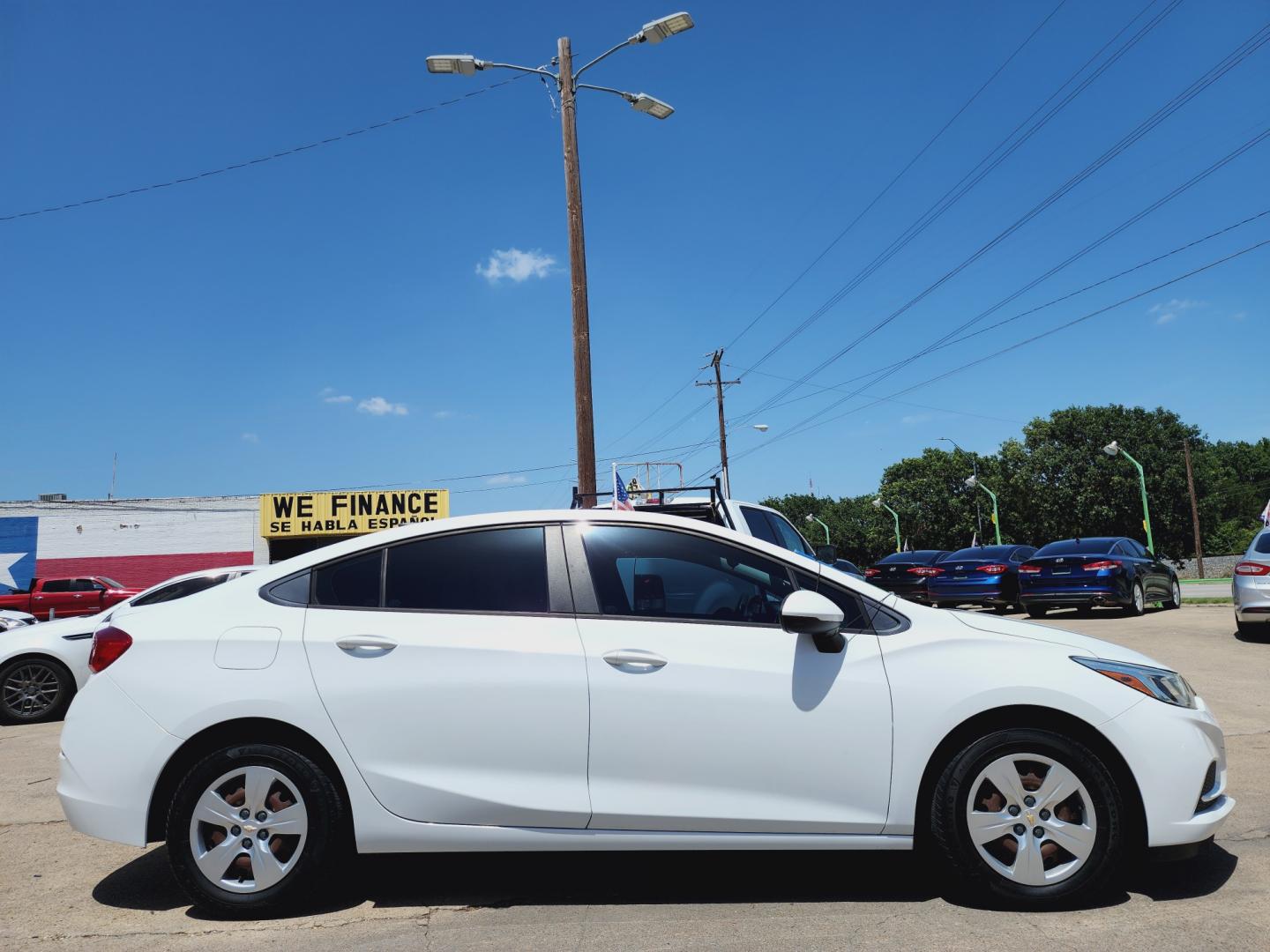 2018 WHITE Chevrolet Cruze LS (1G1BC5SM6J7) , AUTO transmission, located at 2660 S.Garland Avenue, Garland, TX, 75041, (469) 298-3118, 32.885551, -96.655602 - Welcome to DallasAutos4Less, one of the Premier BUY HERE PAY HERE Dealers in the North Dallas Area. We specialize in financing to people with NO CREDIT or BAD CREDIT. We need proof of income, proof of residence, and a ID. Come buy your new car from us today!! This is a very well cared for 2018 CH - Photo#2