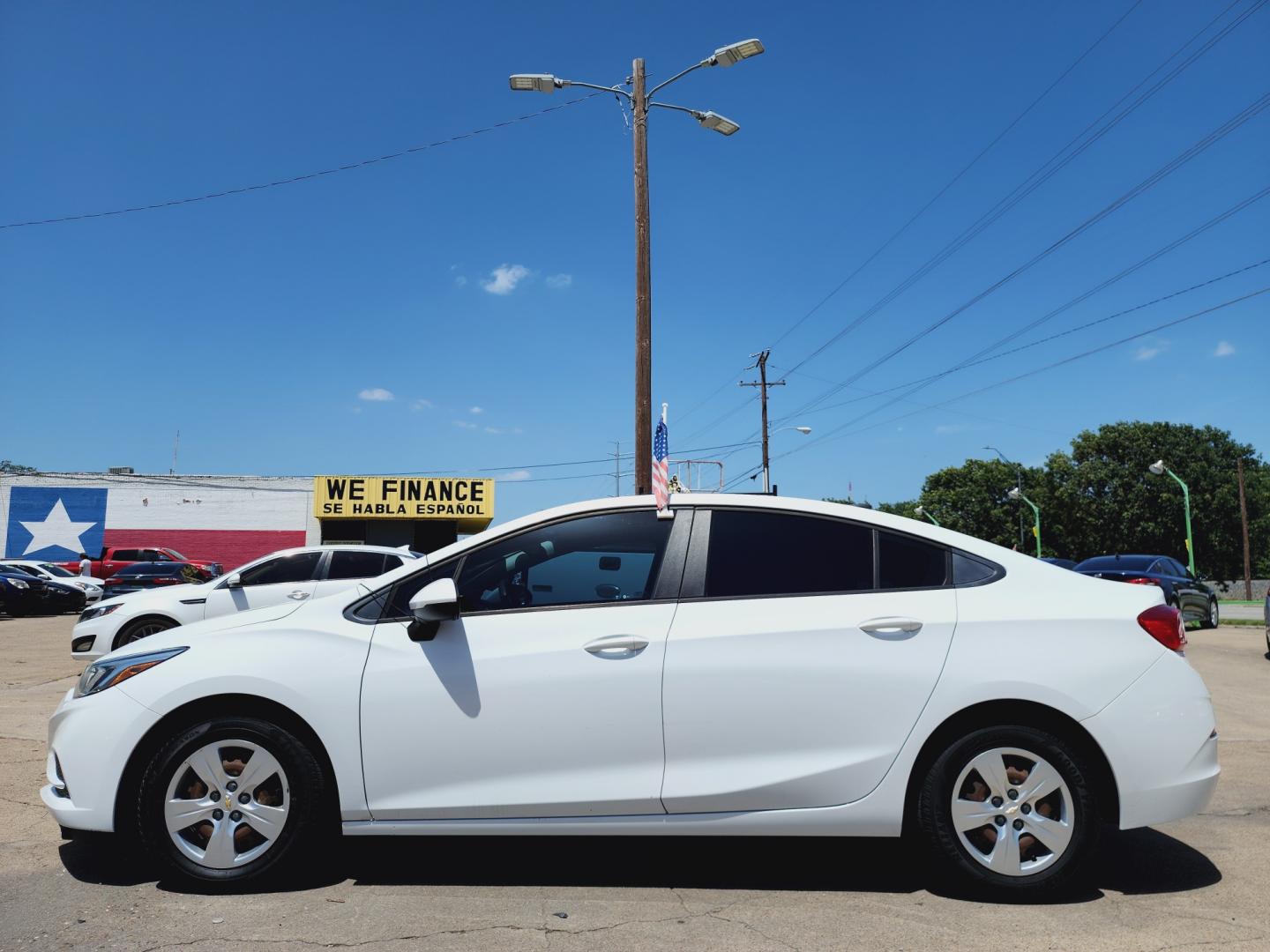 2018 WHITE Chevrolet Cruze LS (1G1BC5SM6J7) , AUTO transmission, located at 2660 S.Garland Avenue, Garland, TX, 75041, (469) 298-3118, 32.885551, -96.655602 - Welcome to DallasAutos4Less, one of the Premier BUY HERE PAY HERE Dealers in the North Dallas Area. We specialize in financing to people with NO CREDIT or BAD CREDIT. We need proof of income, proof of residence, and a ID. Come buy your new car from us today!! This is a very well cared for 2018 CH - Photo#6