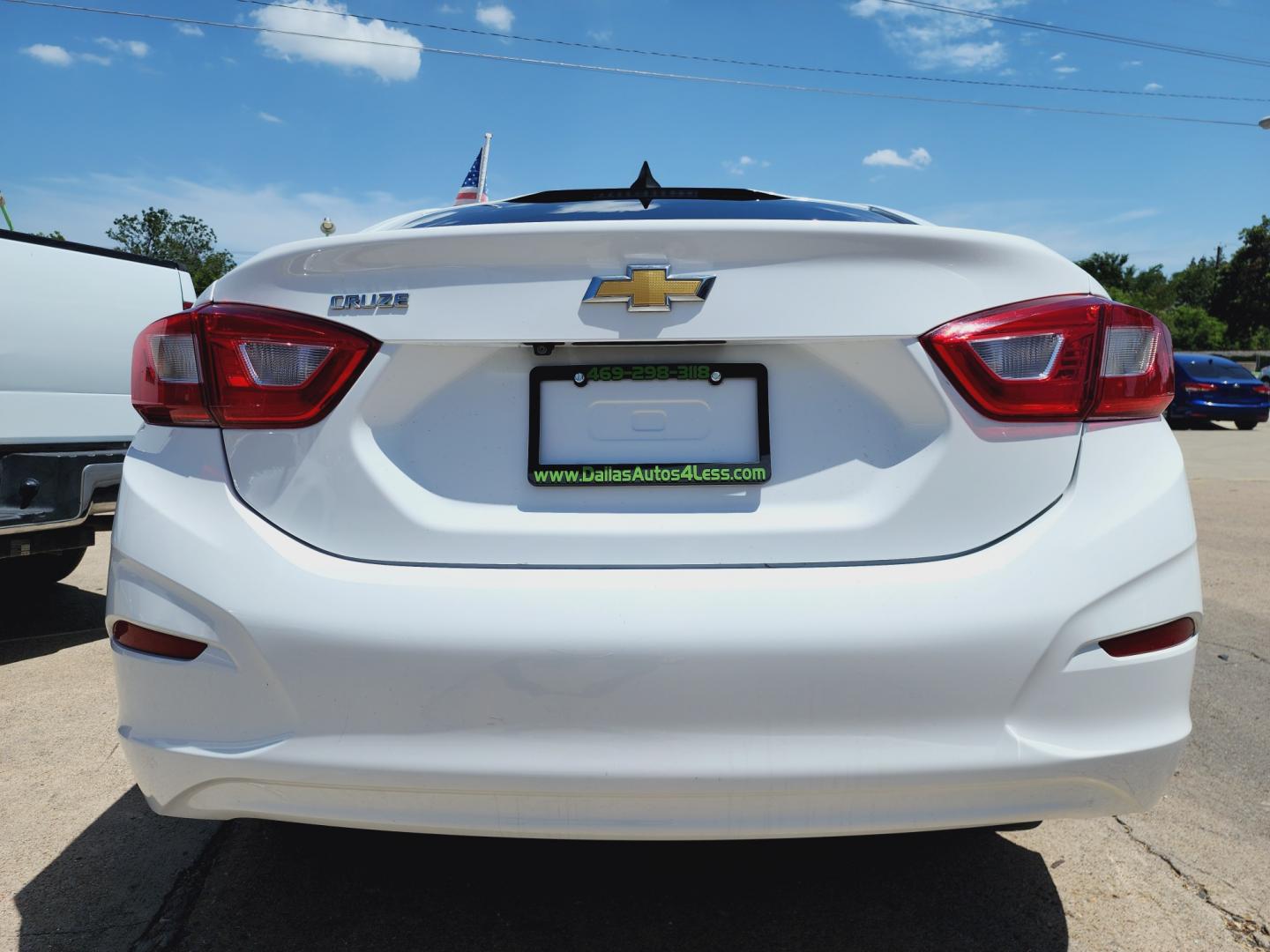 2018 WHITE Chevrolet Cruze LS (1G1BC5SM6J7) , AUTO transmission, located at 2660 S.Garland Avenue, Garland, TX, 75041, (469) 298-3118, 32.885551, -96.655602 - Welcome to DallasAutos4Less, one of the Premier BUY HERE PAY HERE Dealers in the North Dallas Area. We specialize in financing to people with NO CREDIT or BAD CREDIT. We need proof of income, proof of residence, and a ID. Come buy your new car from us today!! This is a very well cared for 2018 CH - Photo#4