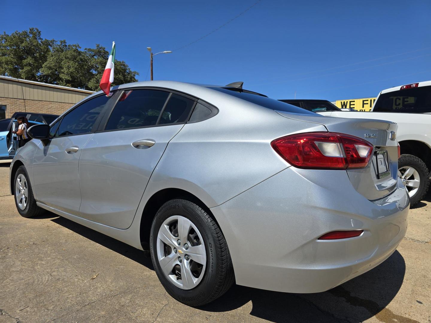 2018 Chevrolet Cruze LS (1G1BC5SM6J7) with an 1.4L L4 DOHC 16V TURBO engine, 6A transmission, located at 2660 S.Garland Avenue, Garland, TX, 75041, (469) 298-3118, 32.885551, -96.655602 - Photo#5