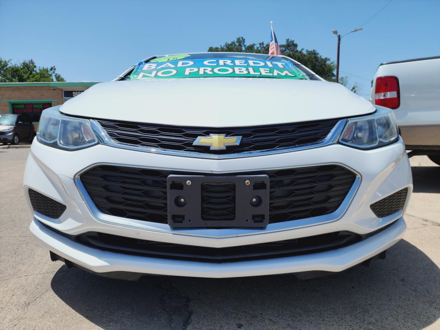 2018 WHITE Chevrolet Cruze LS (1G1BC5SM6J7) , AUTO transmission, located at 2660 S.Garland Avenue, Garland, TX, 75041, (469) 298-3118, 32.885551, -96.655602 - Welcome to DallasAutos4Less, one of the Premier BUY HERE PAY HERE Dealers in the North Dallas Area. We specialize in financing to people with NO CREDIT or BAD CREDIT. We need proof of income, proof of residence, and a ID. Come buy your new car from us today!! This is a very well cared for 2018 CH - Photo#9