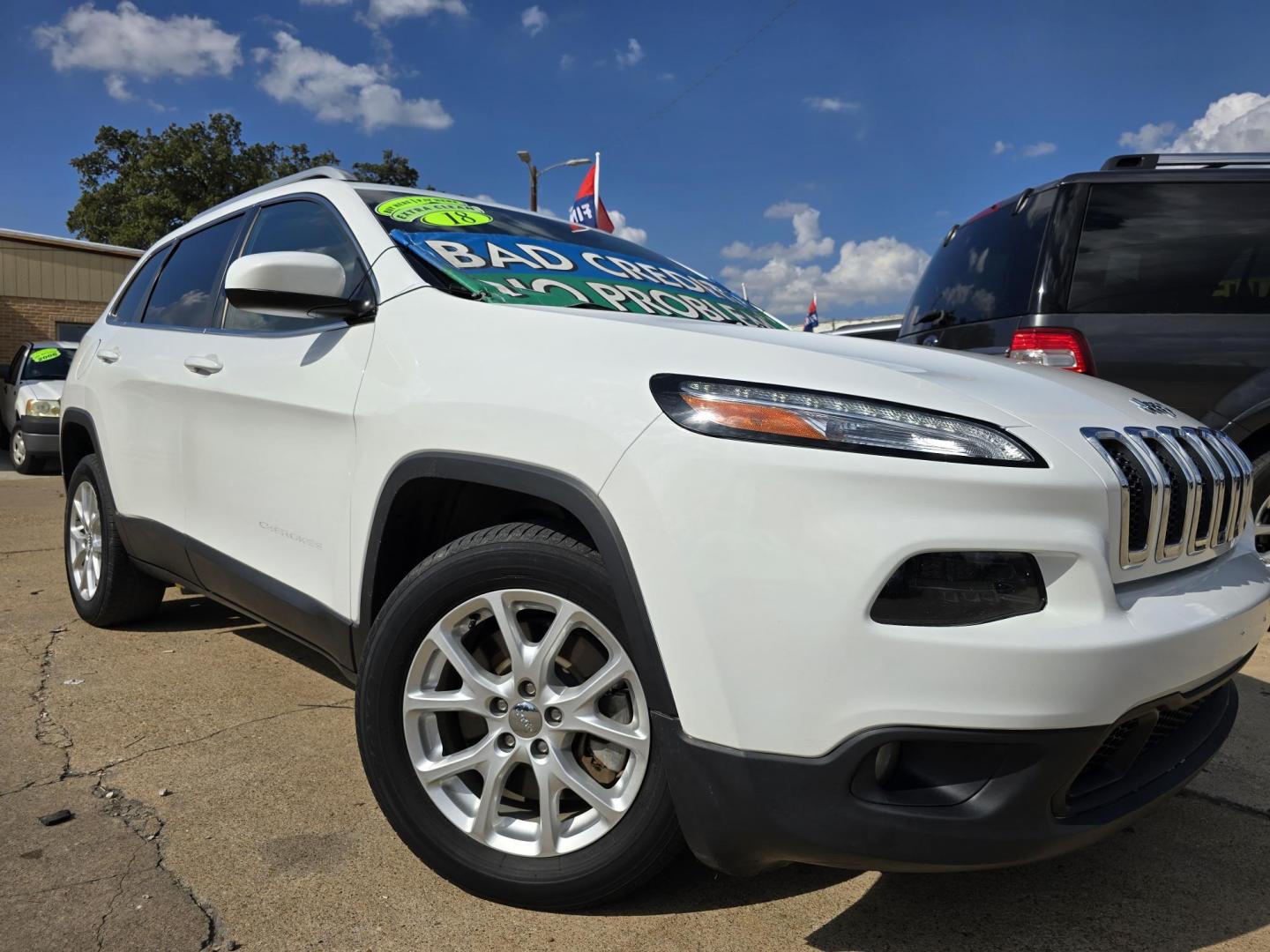 2018 WHITE Jeep Cherokee Latitude (1C4PJLCB2JD) with an 2.4L L4 DOHC 16V engine, 9A transmission, located at 2660 S.Garland Avenue, Garland, TX, 75041, (469) 298-3118, 32.885551, -96.655602 - Photo#0