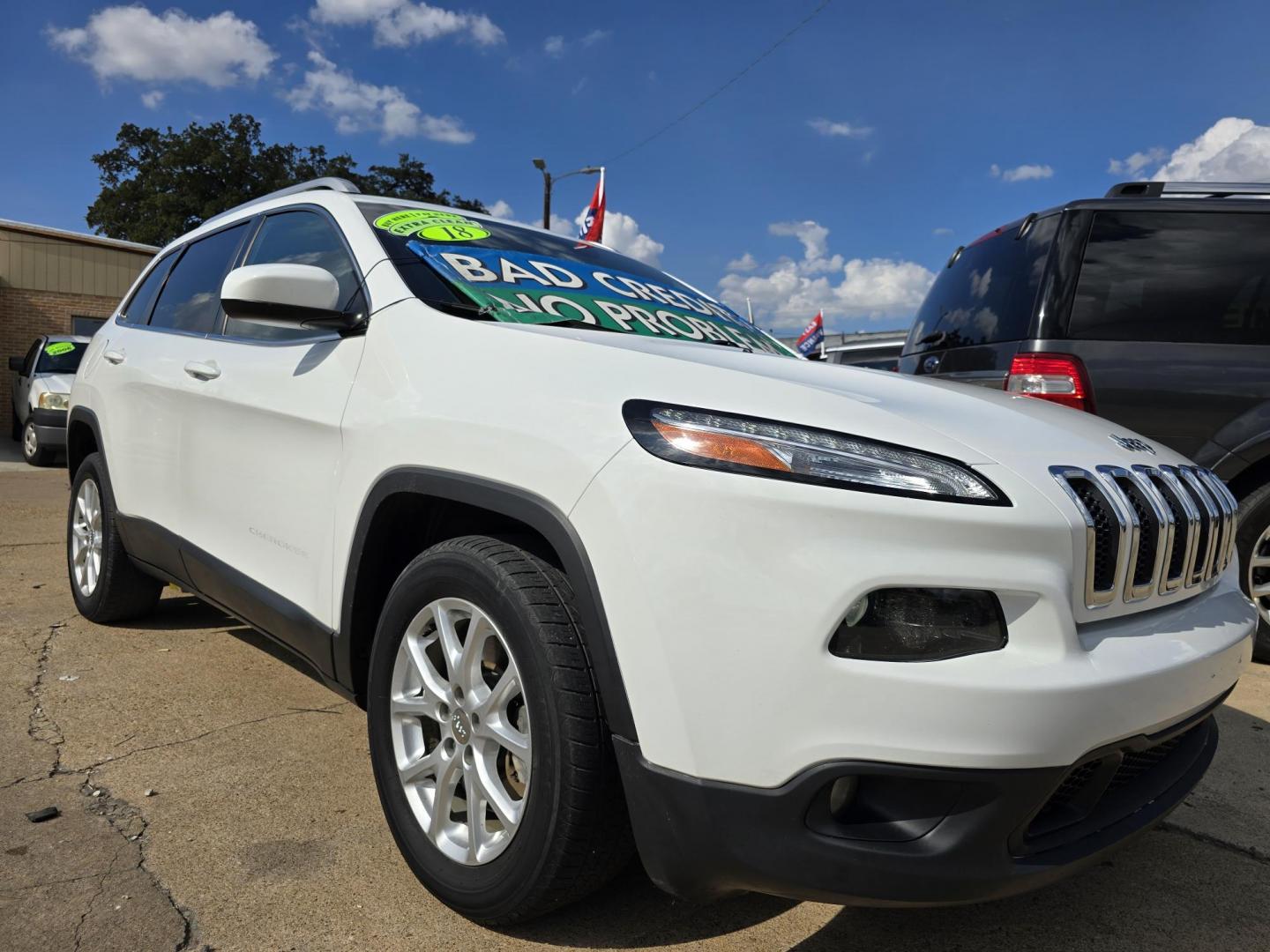 2018 WHITE Jeep Cherokee Latitude (1C4PJLCB2JD) with an 2.4L L4 DOHC 16V engine, 9A transmission, located at 2660 S.Garland Avenue, Garland, TX, 75041, (469) 298-3118, 32.885551, -96.655602 - Photo#1