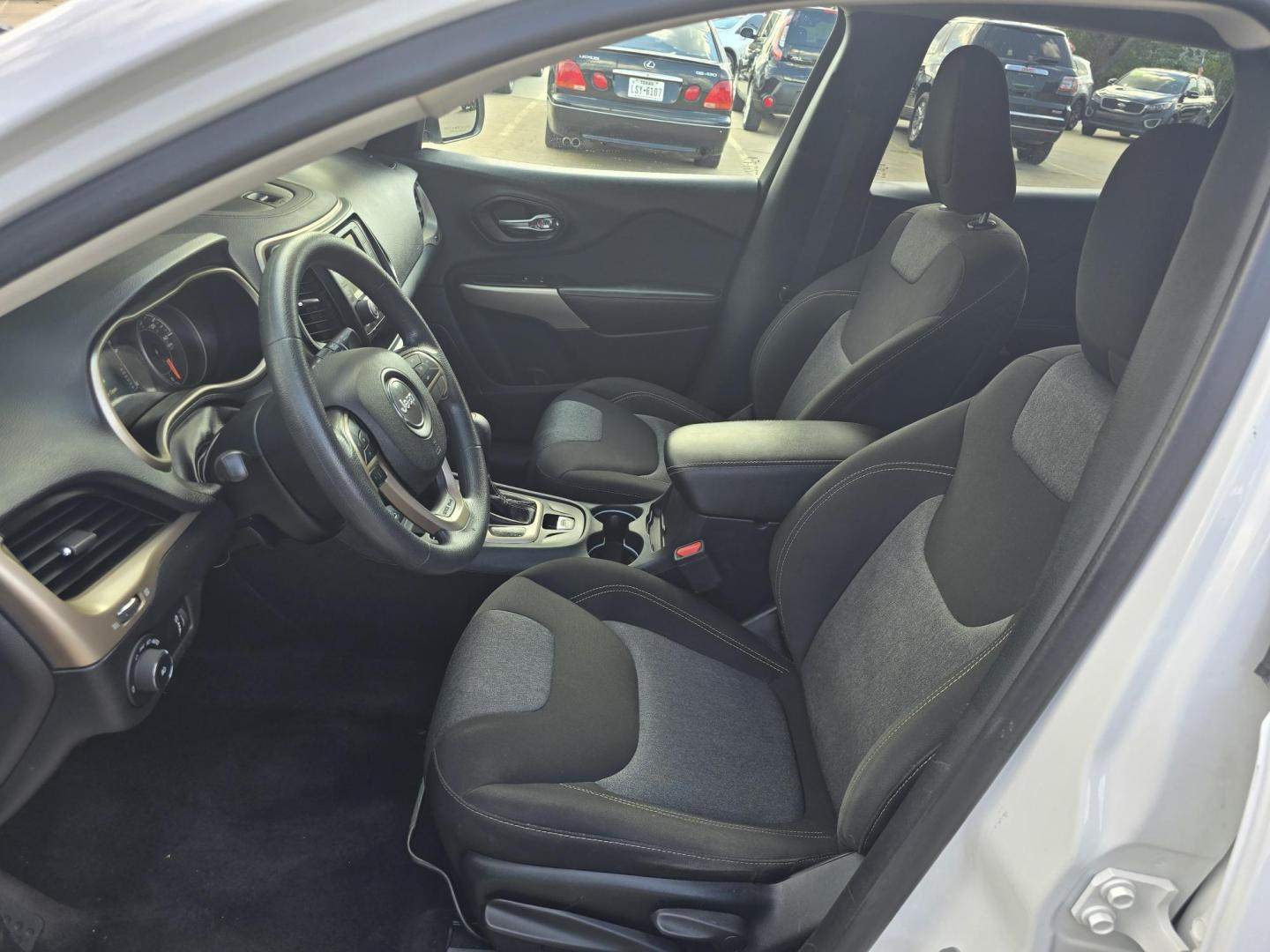 2018 WHITE Jeep Cherokee Latitude (1C4PJLCB2JD) with an 2.4L L4 DOHC 16V engine, 9A transmission, located at 2660 S.Garland Avenue, Garland, TX, 75041, (469) 298-3118, 32.885551, -96.655602 - Photo#11