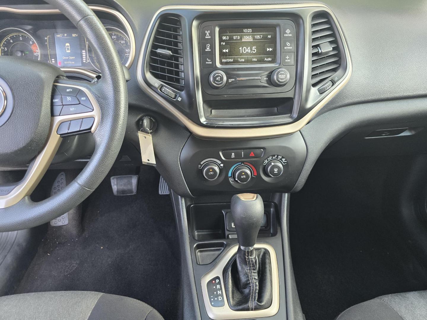 2018 WHITE Jeep Cherokee Latitude (1C4PJLCB2JD) with an 2.4L L4 DOHC 16V engine, 9A transmission, located at 2660 S.Garland Avenue, Garland, TX, 75041, (469) 298-3118, 32.885551, -96.655602 - Photo#13